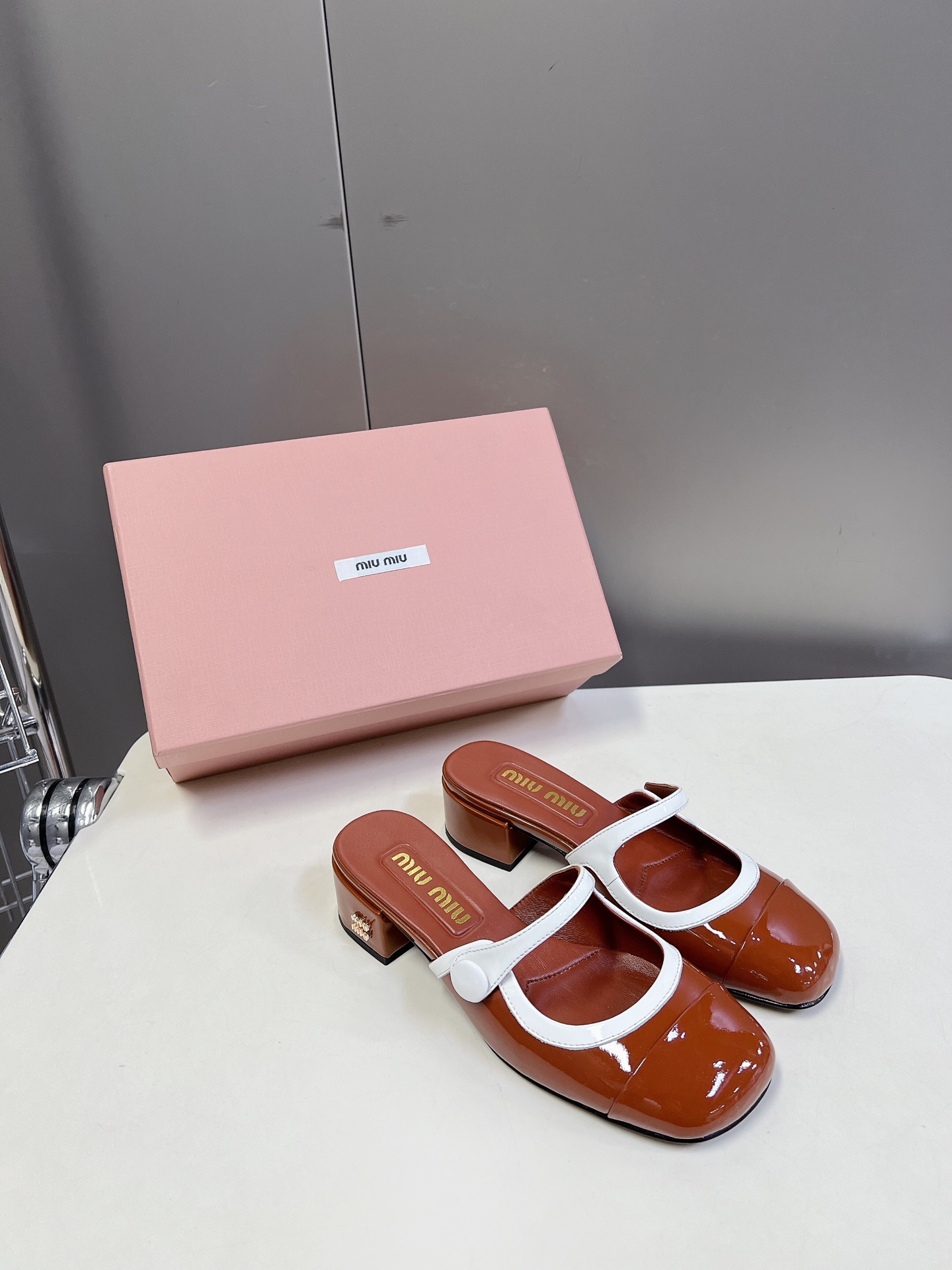 miumiu 미우미우 페이던트 가죽 펌프스 뮬 슬리퍼 샌들 여성 구두 신발