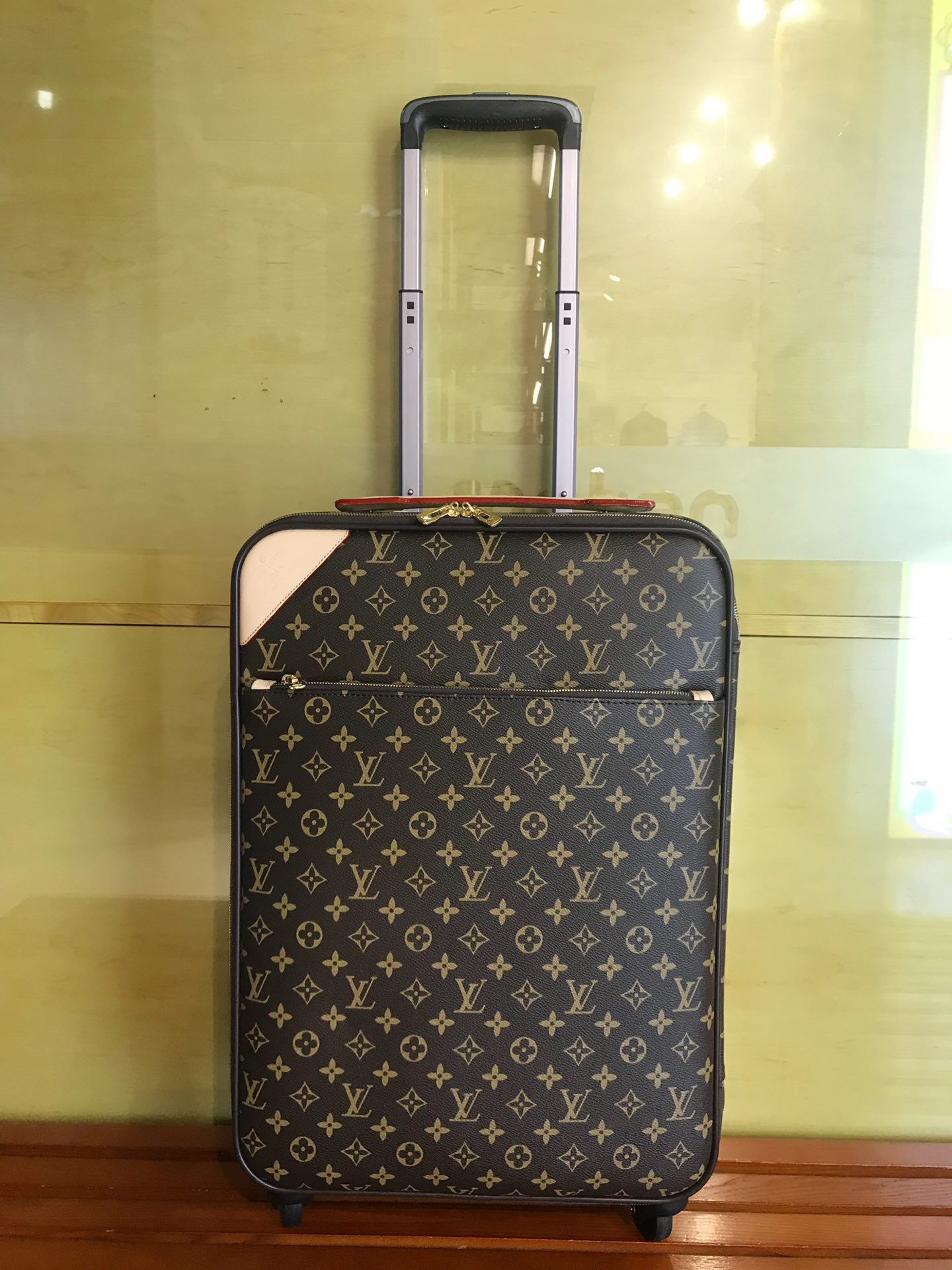 LV 루이비통 캐리어