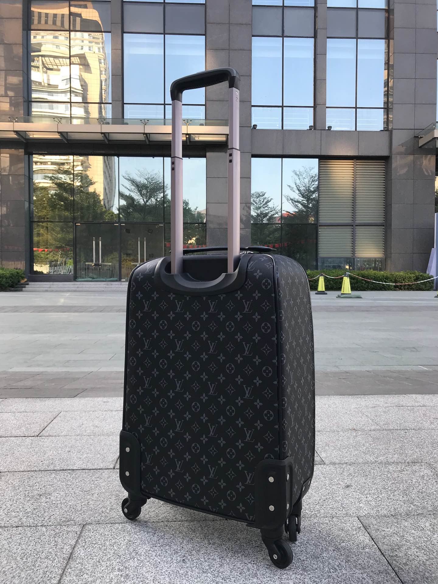 LV 루이비통 캐리어