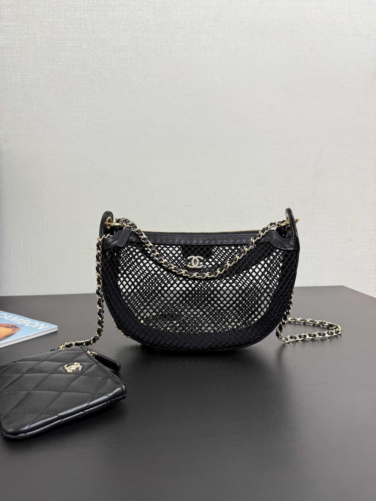 Chanel 샤넬 망사 홀가먼트 크레센트 바게트백 (99468) 가방