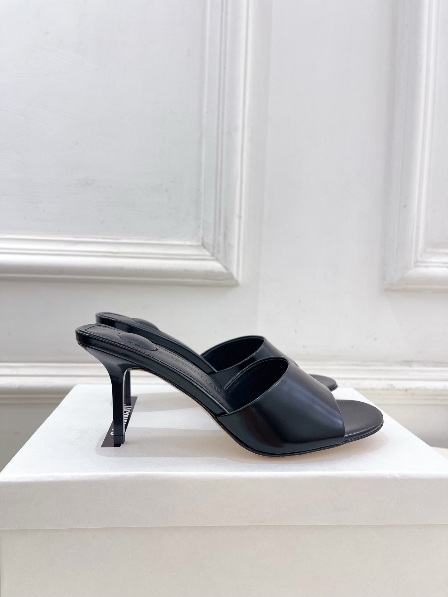 JACQUEMUS 자크뮈스 라운드 토 하이힐 뮬 샌들 신발