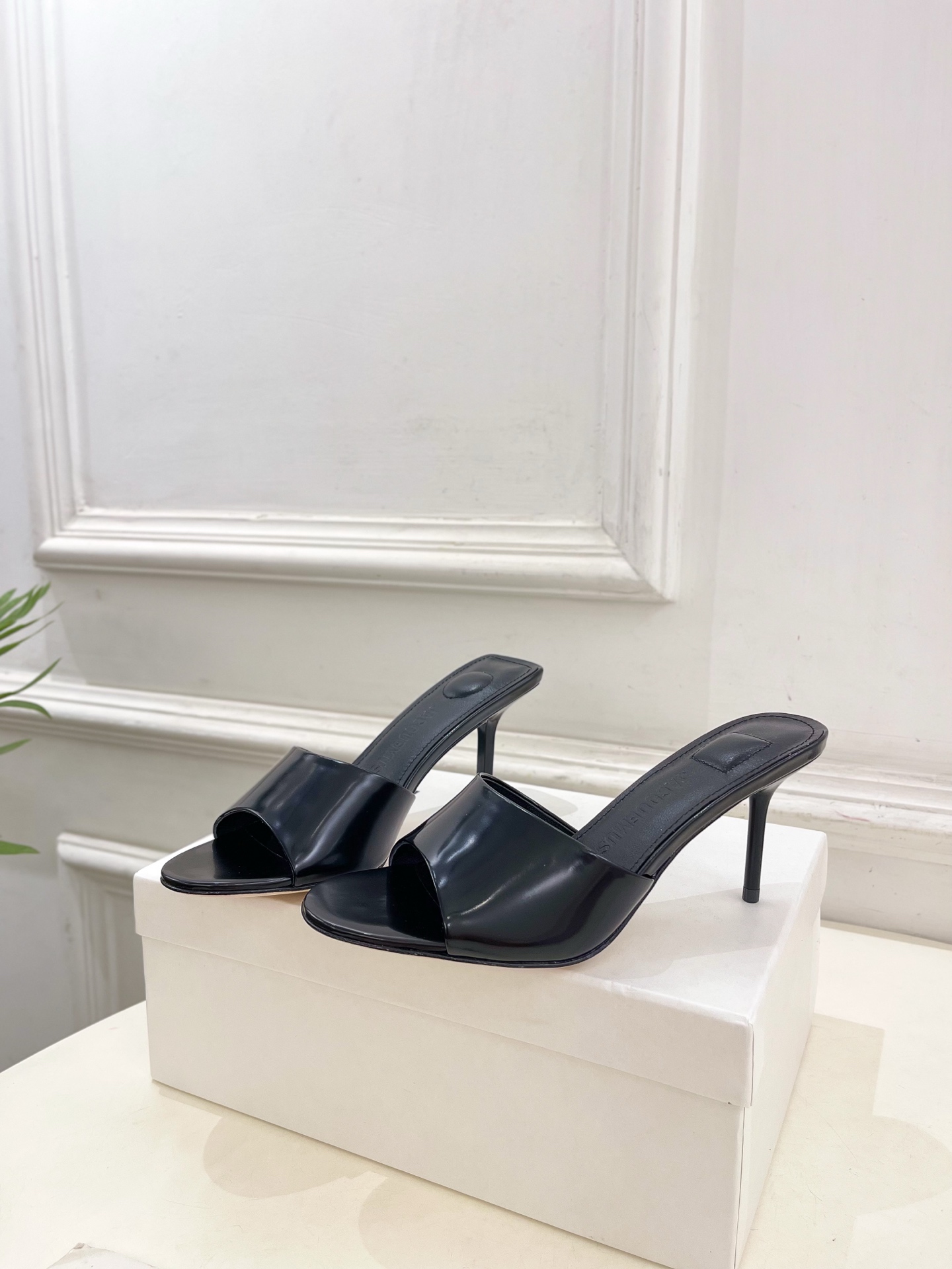 JACQUEMUS 자크뮈스 라운드 토 하이힐 뮬 샌들 신발