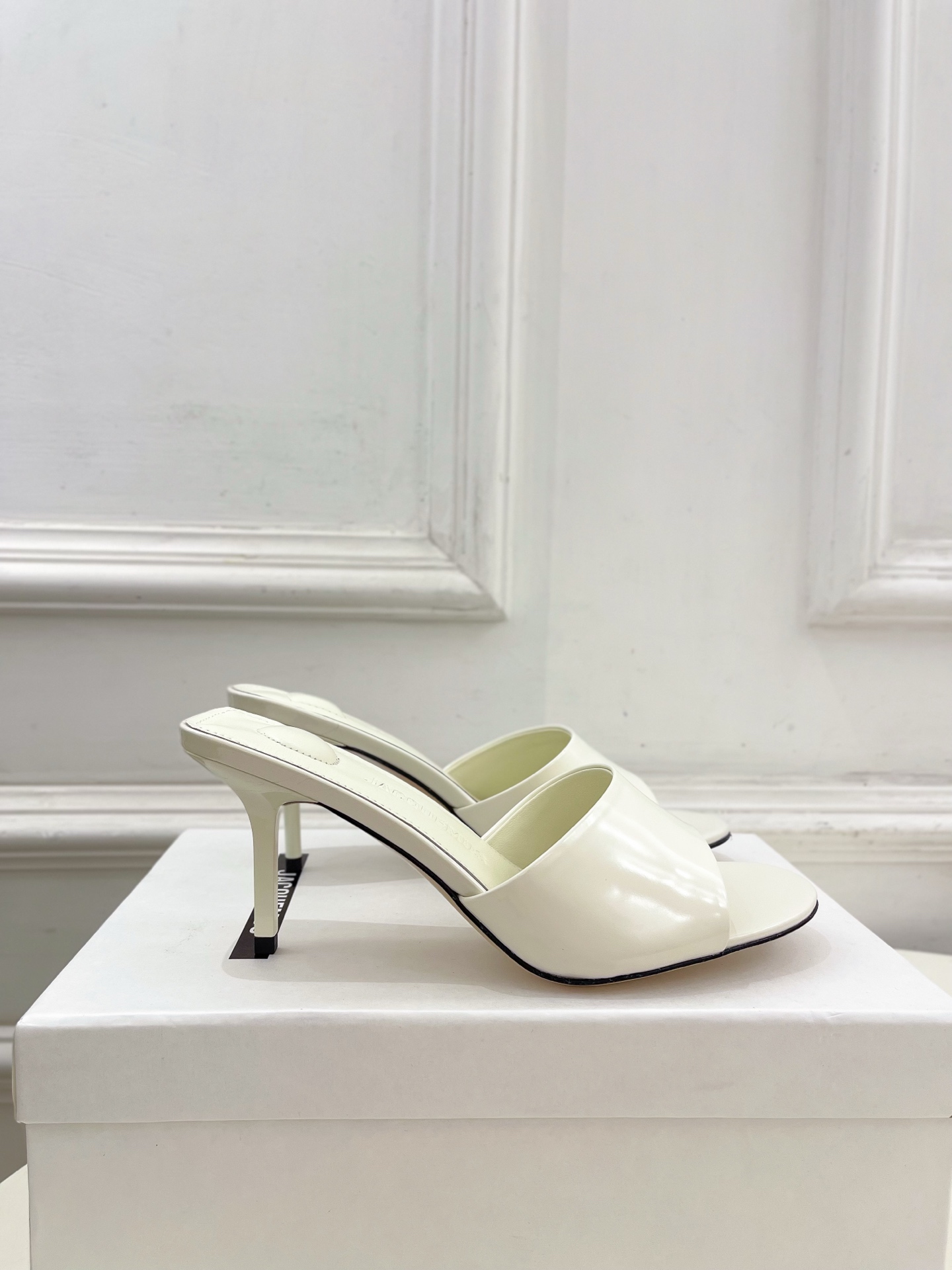 JACQUEMUS 자크뮈스 라운드 토 하이힐 뮬 샌들 신발