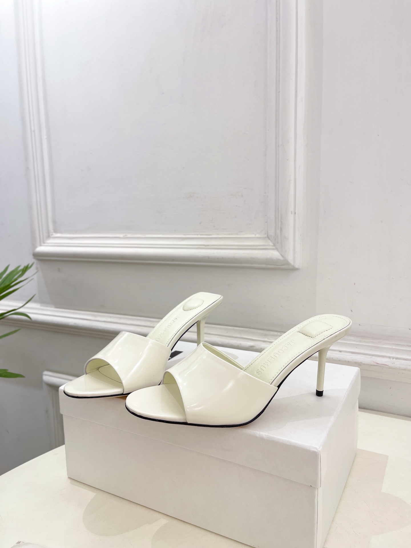 JACQUEMUS 자크뮈스 라운드 토 하이힐 뮬 샌들 신발