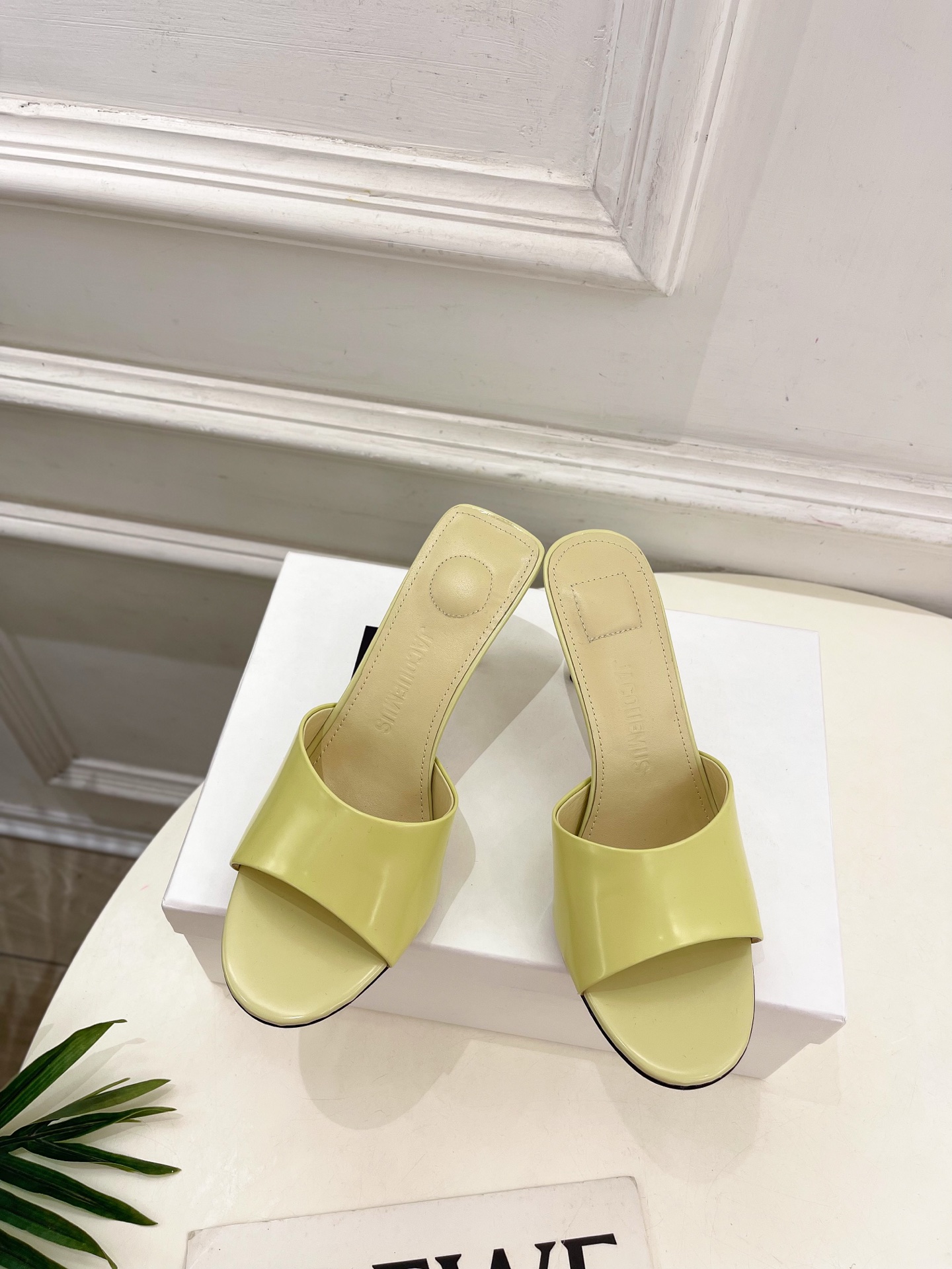 JACQUEMUS 자크뮈스 라운드 토 하이힐 뮬 샌들 신발