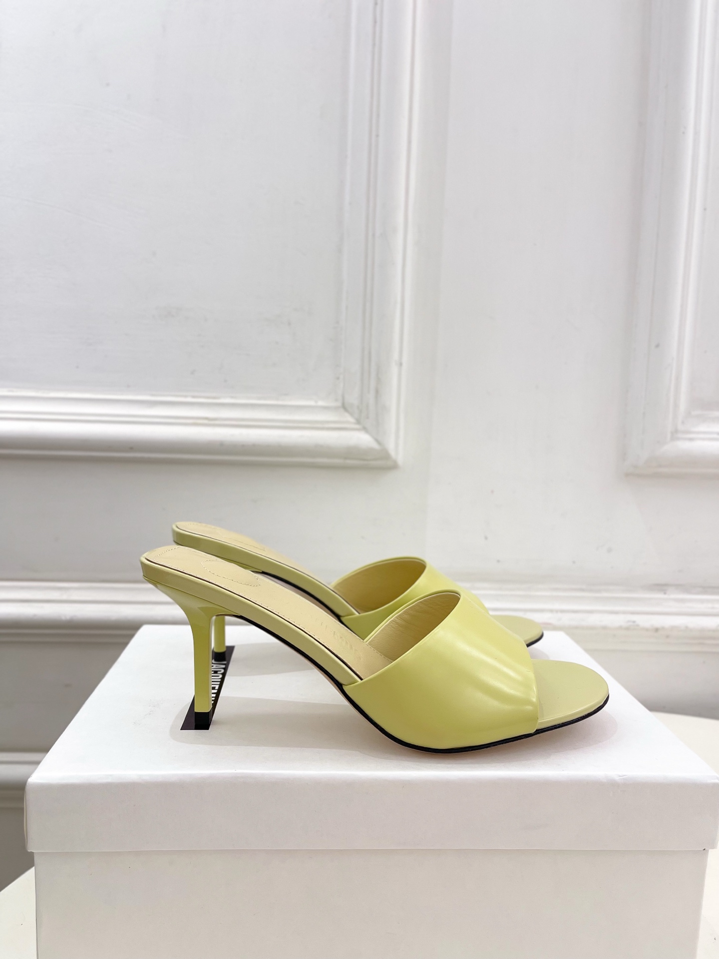 JACQUEMUS 자크뮈스 라운드 토 하이힐 뮬 샌들 신발