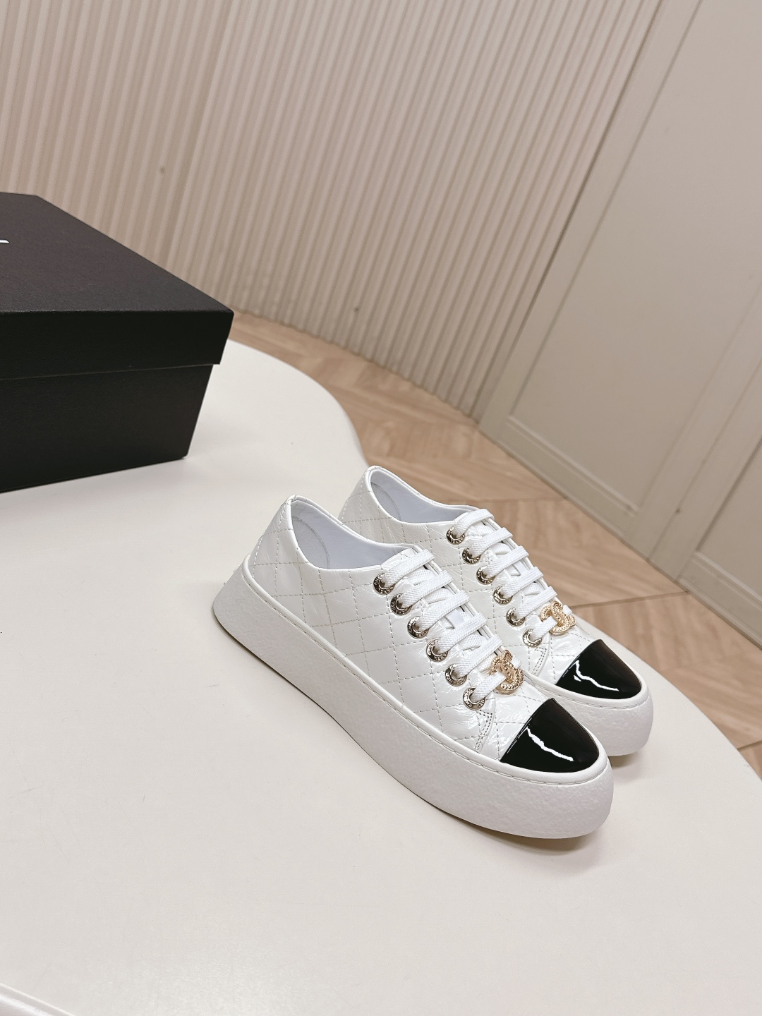 CHANEL 25A 퀼팅 통굽 스니커즈 운동화 신발