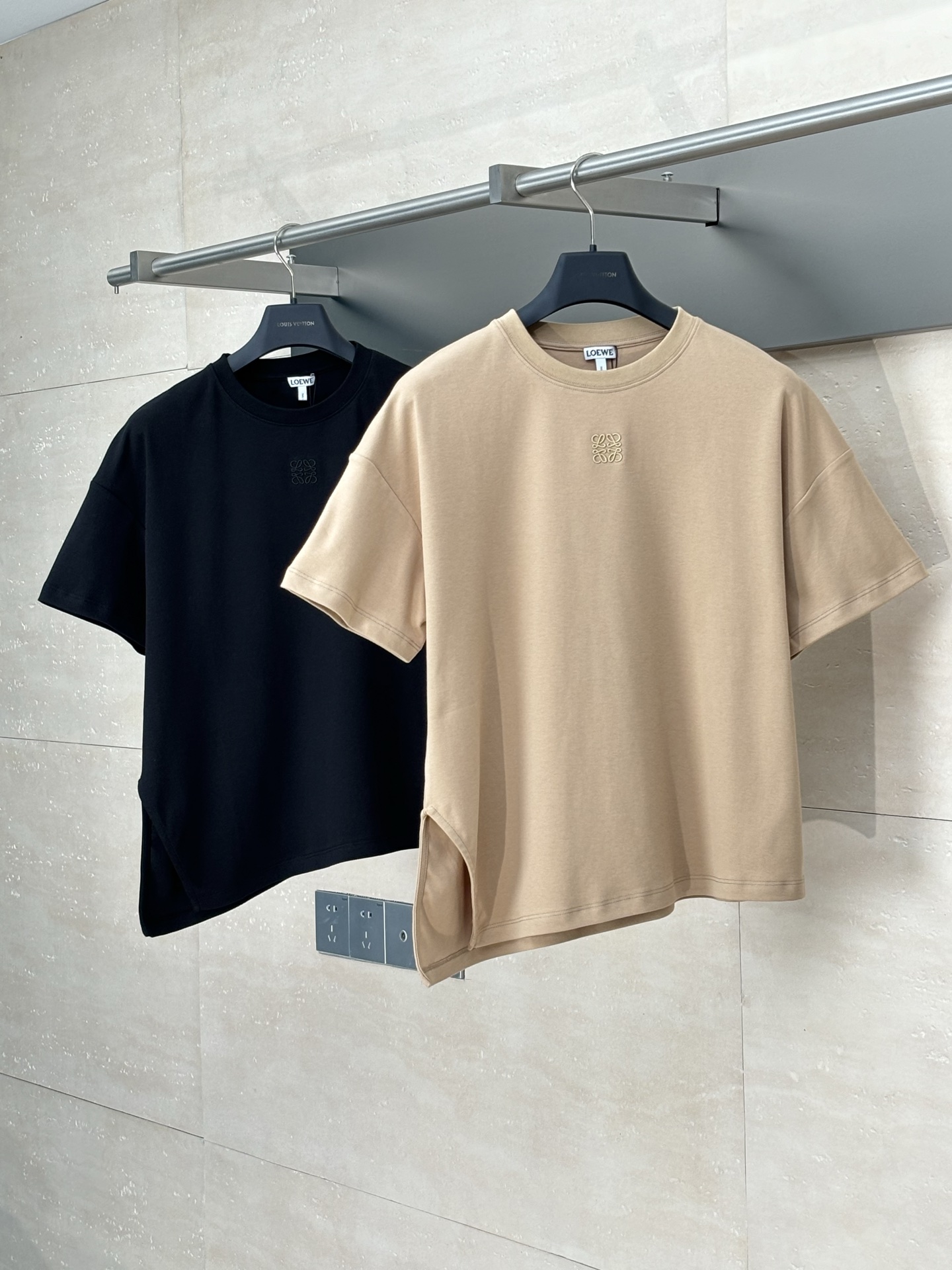 Loewe 로에베 자수 비대칭 라운드넥 반팔 티셔츠 의류