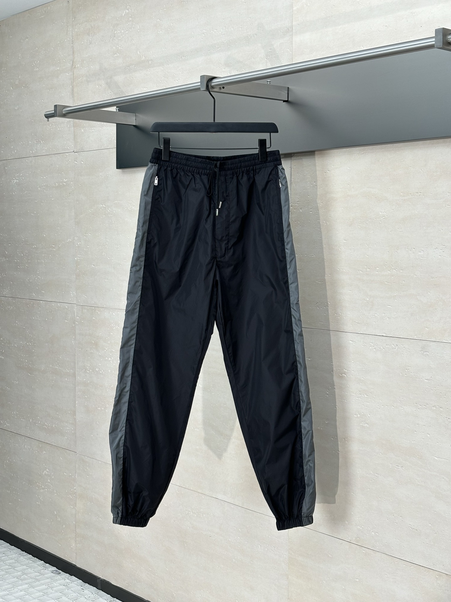 PRADA 프라다 삼각 로고 배색 조거 팬츠 바지 의류