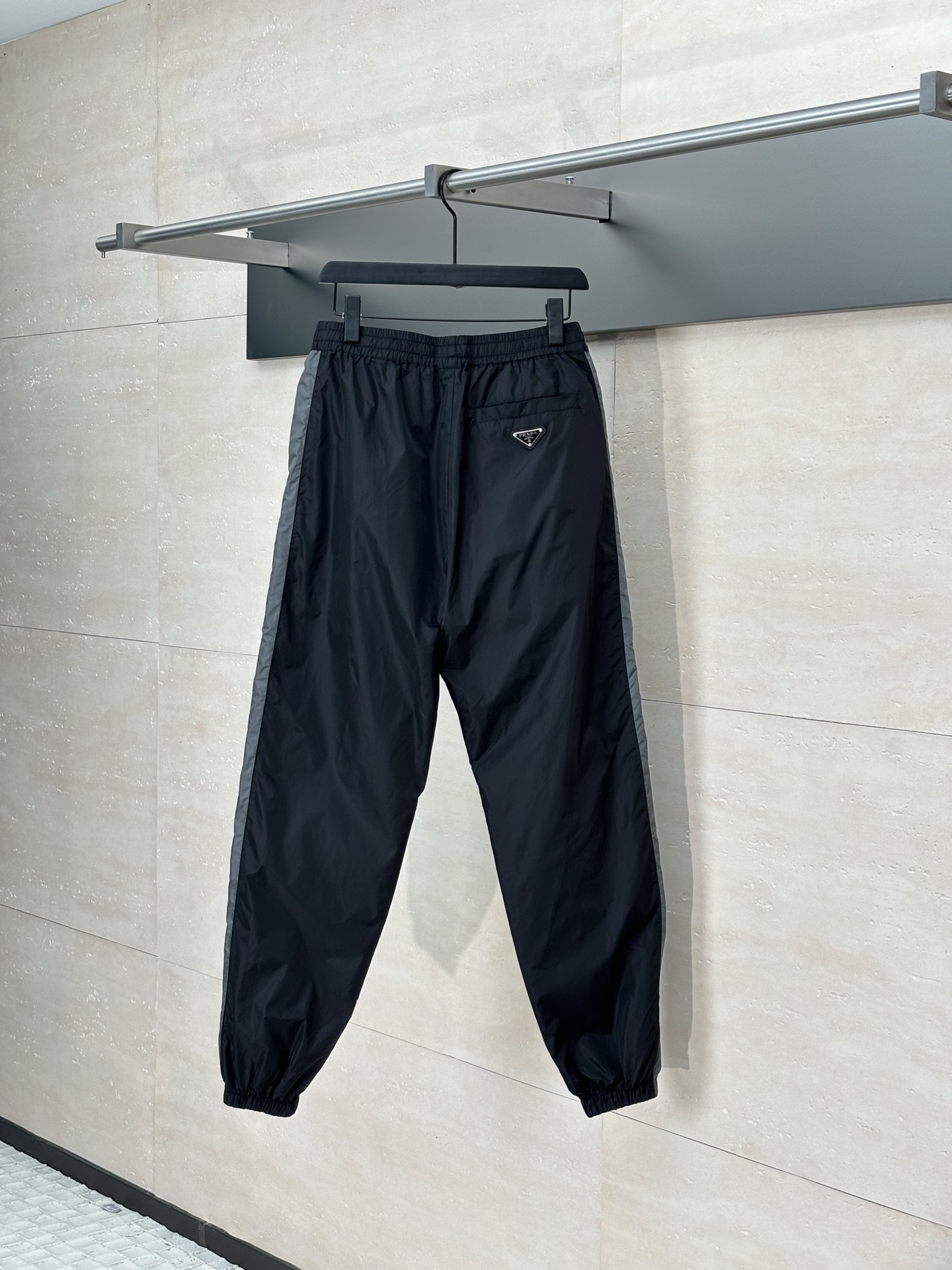 PRADA 프라다 삼각 로고 배색 조거 팬츠 바지 의류
