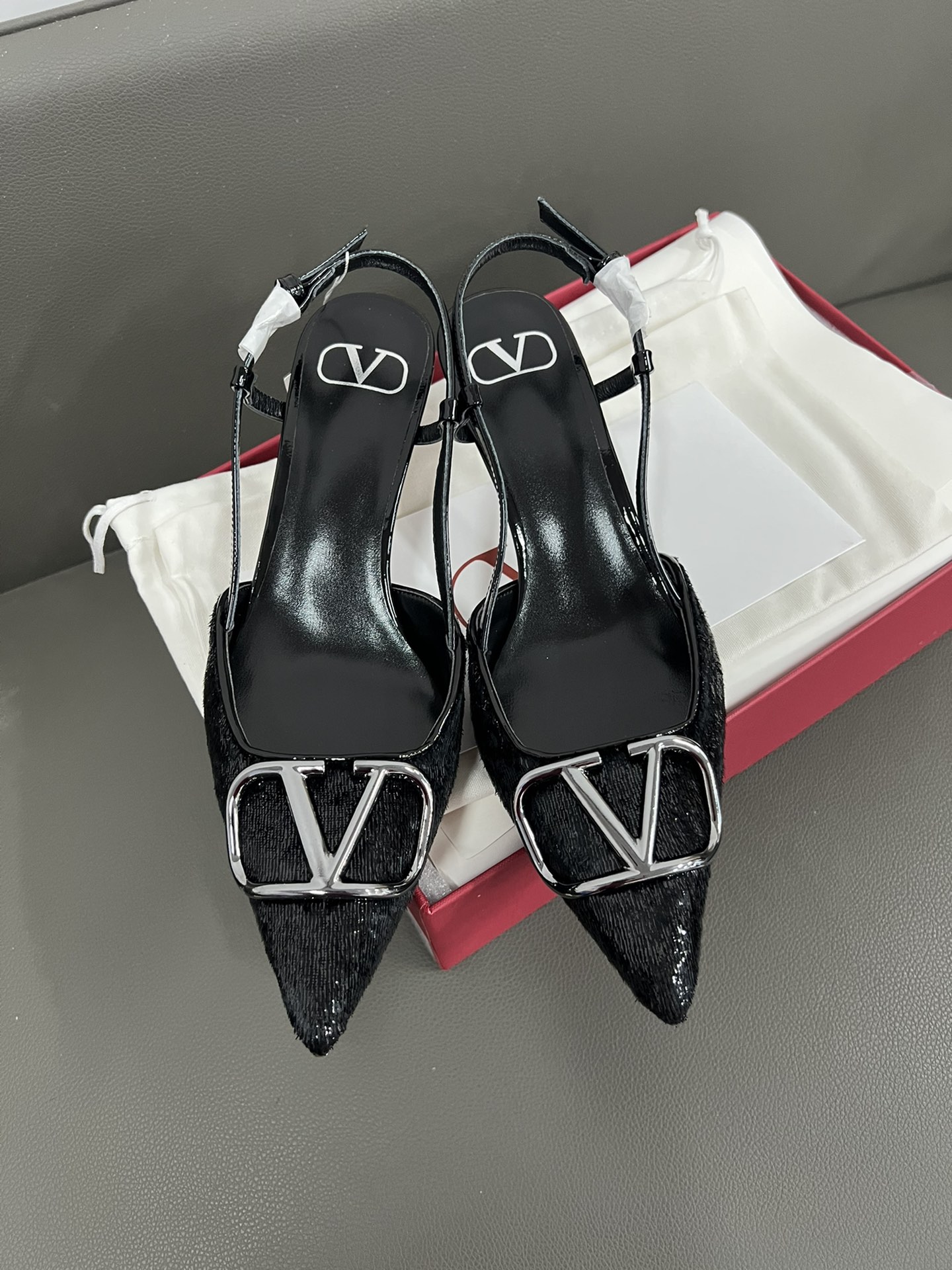 Valentino Vlogo 발렌티노 힐 벨벳 샌들