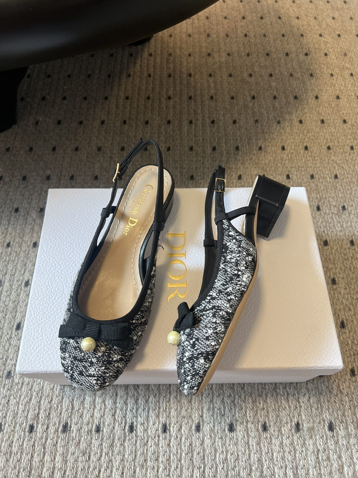 Dior CD 디올 리본 진주 장식 로우힐 샌들 신발