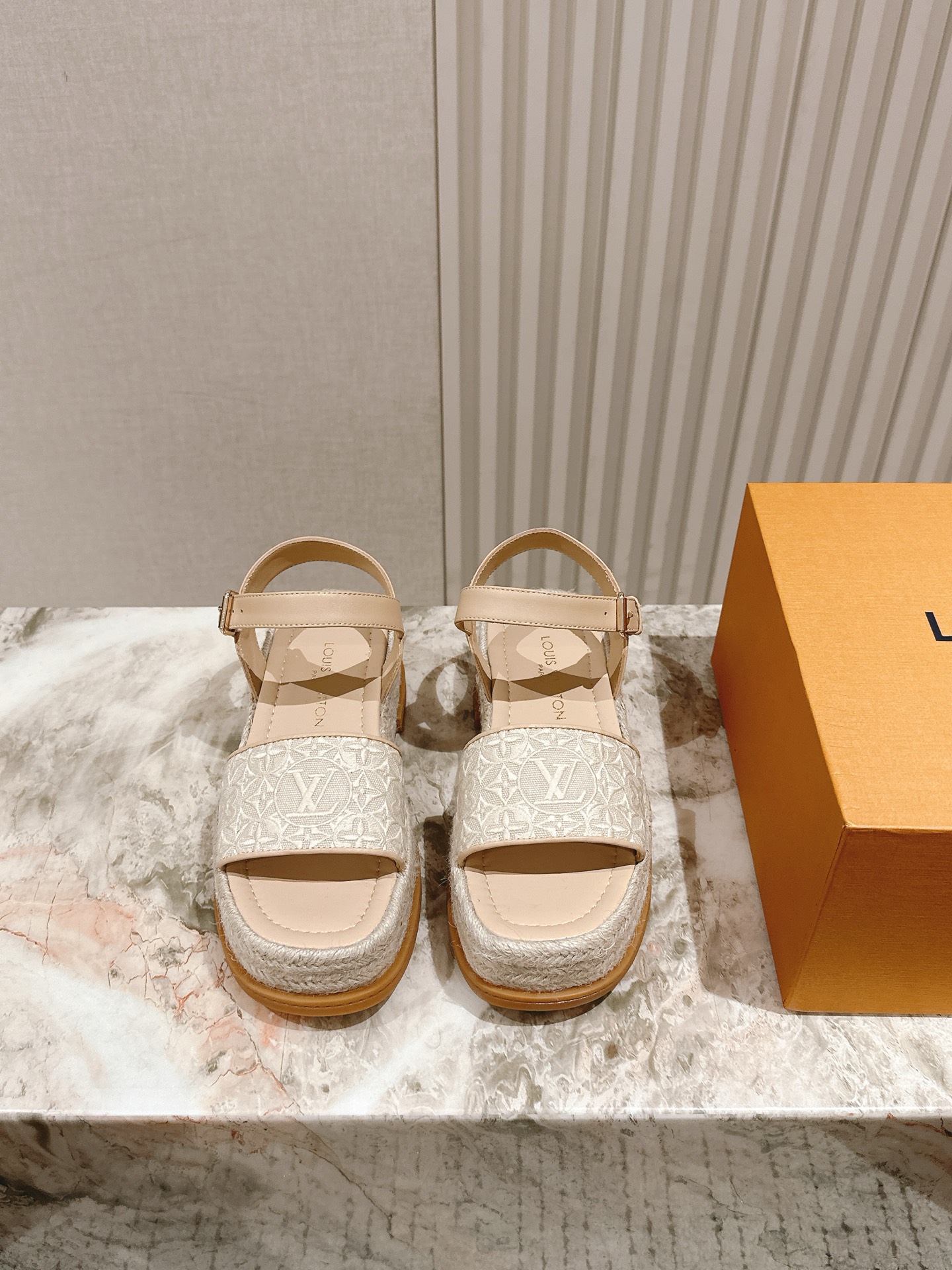 LV 루이비통 통굽 페이턴트 가죽 플랫폼 샌들 신발