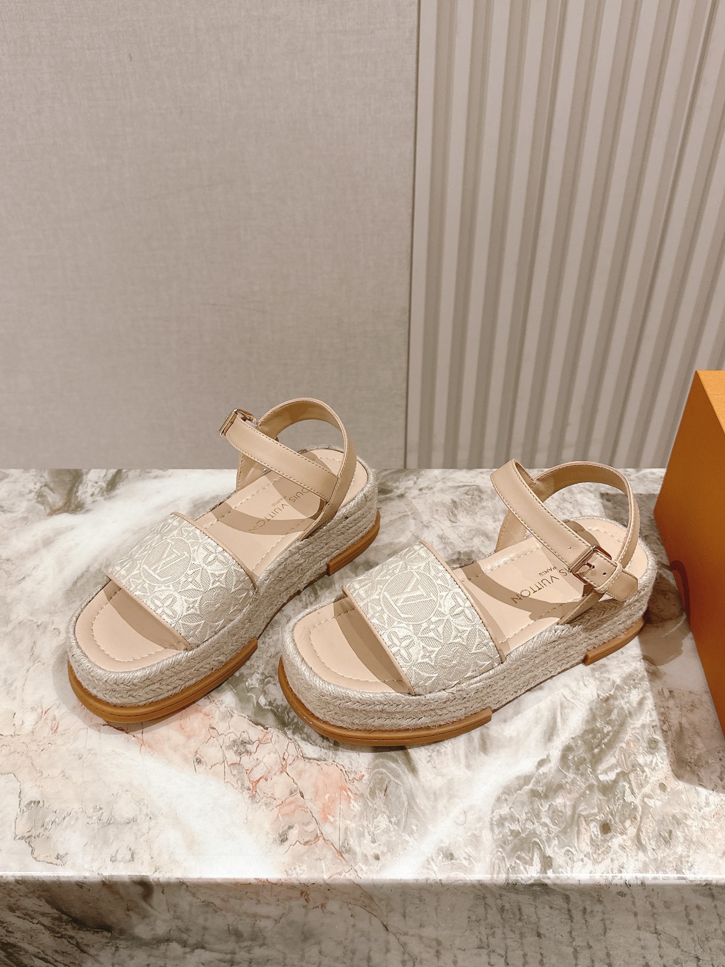 LV 루이비통 통굽 페이턴트 가죽 플랫폼 샌들 신발