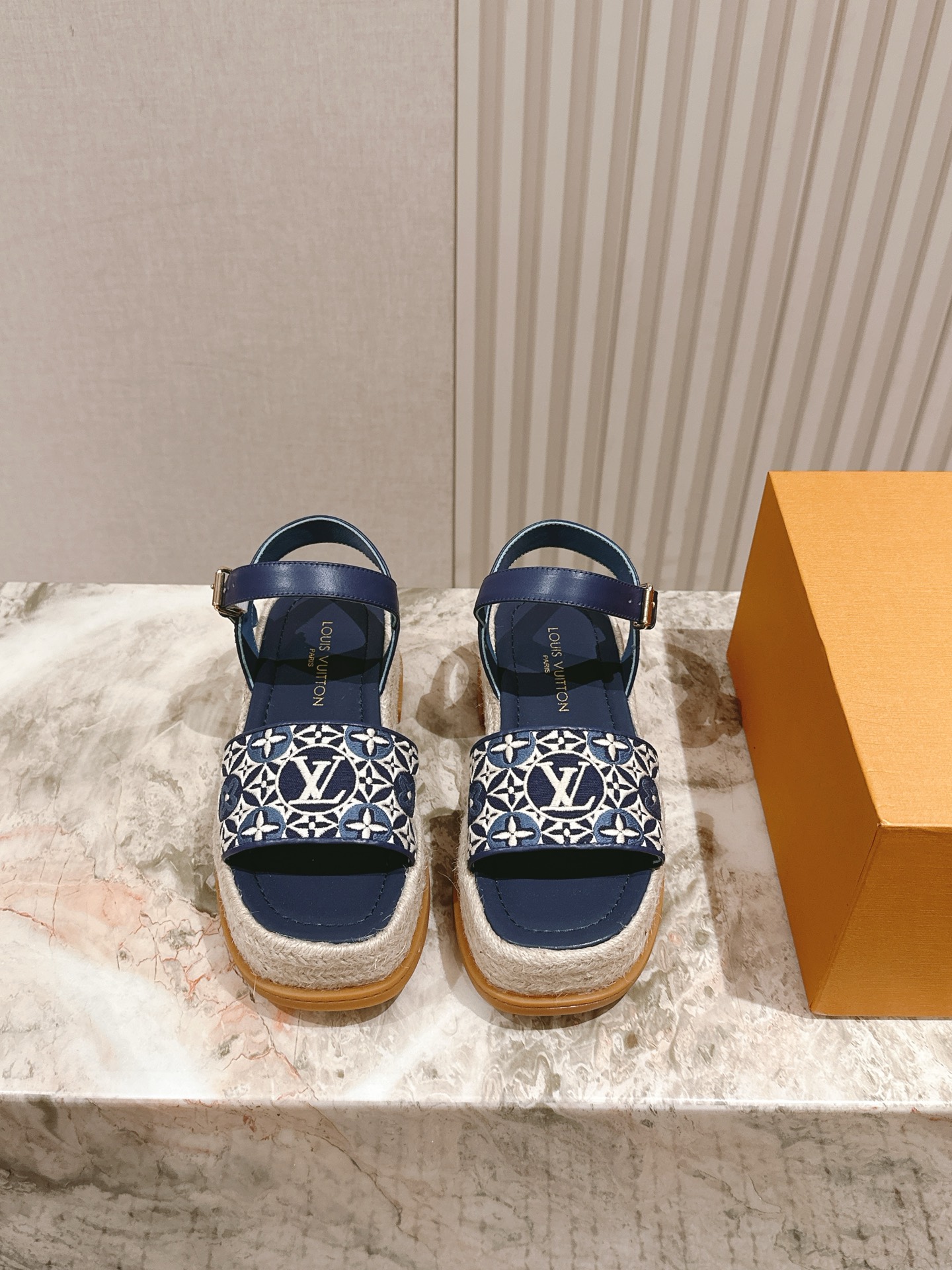 LV 루이비통 통굽 페이턴트 가죽 플랫폼 샌들 신발