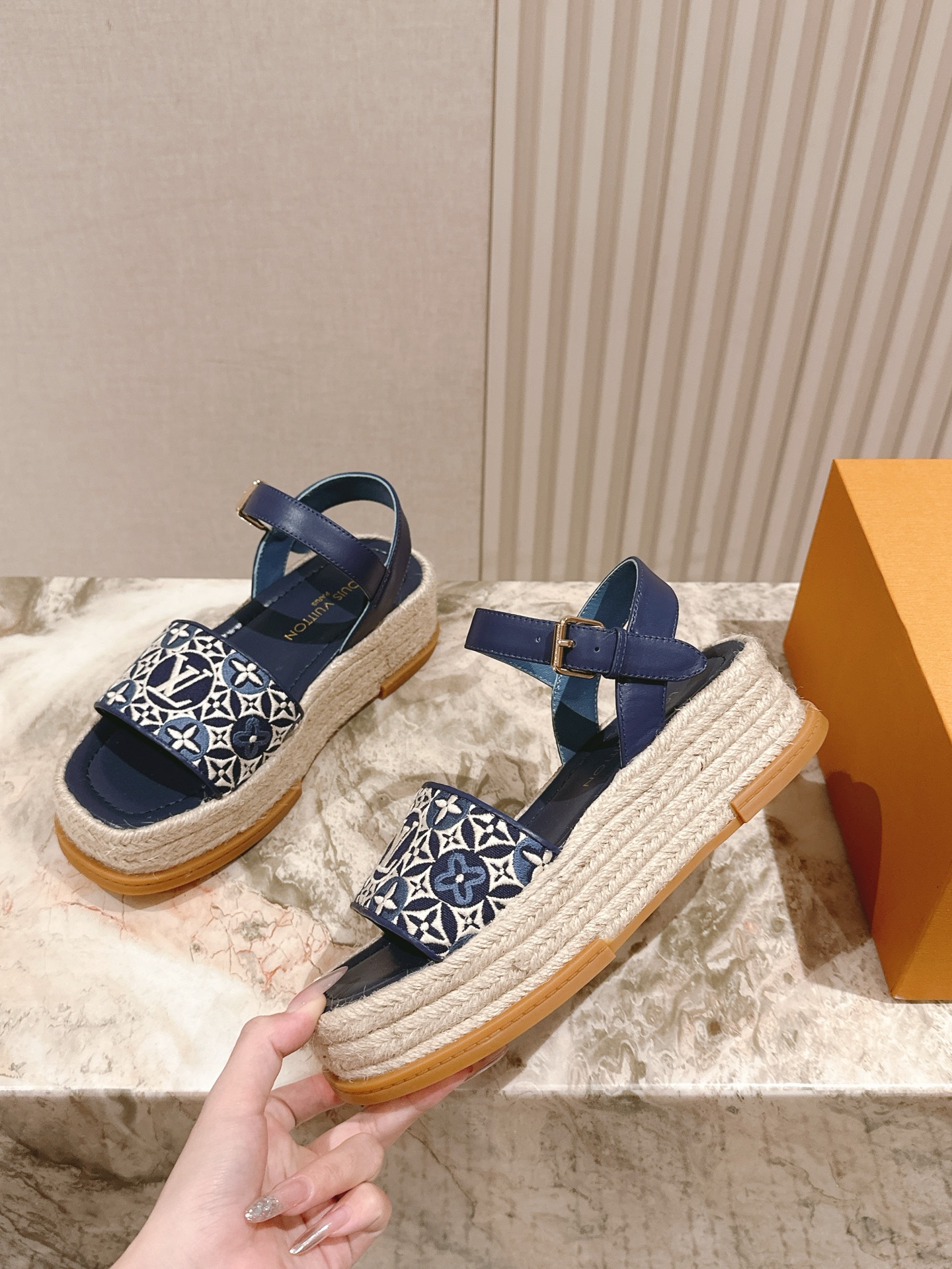 LV 루이비통 통굽 페이턴트 가죽 플랫폼 샌들 신발