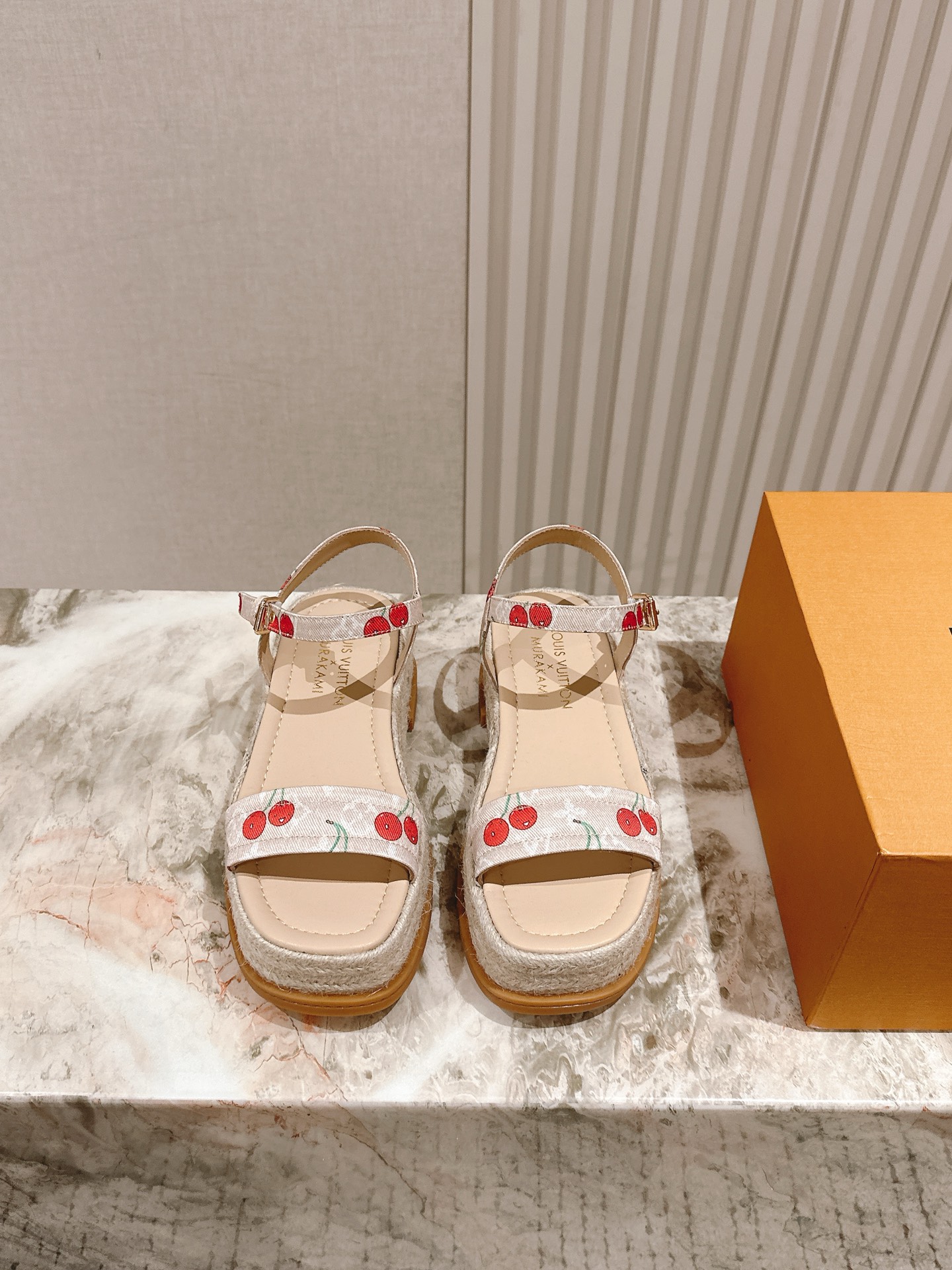 LV 루이비통 통굽 페이턴트 가죽 플랫폼 샌들 신발