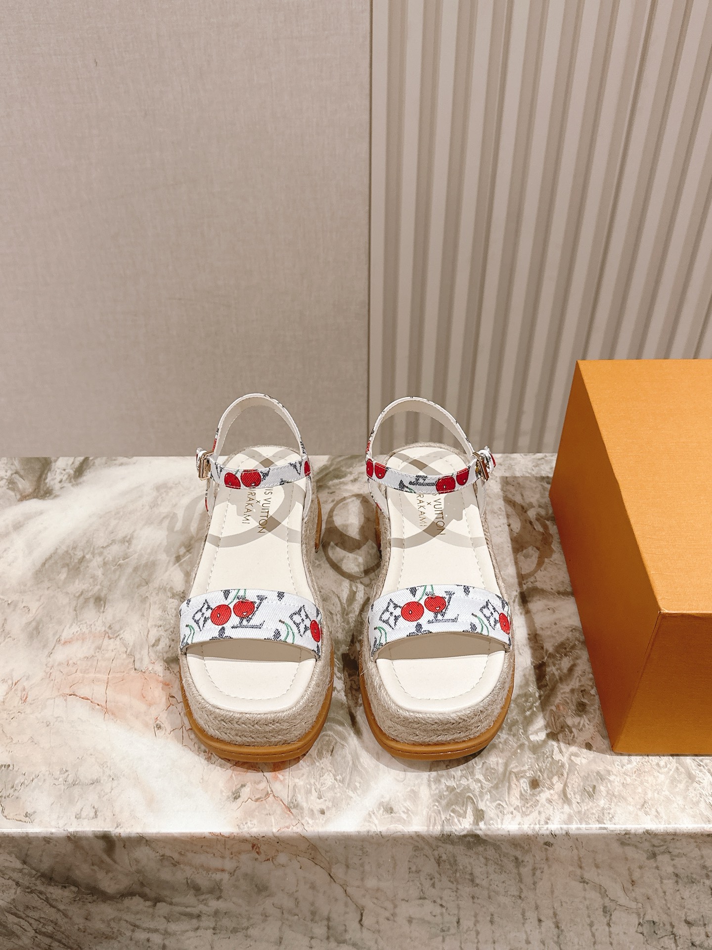 LV 루이비통 통굽 페이턴트 가죽 플랫폼 샌들 신발