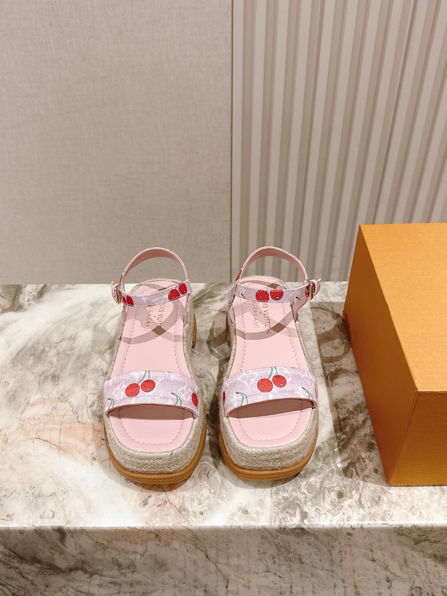 LV 루이비통 통굽 페이턴트 가죽 플랫폼 샌들 신발