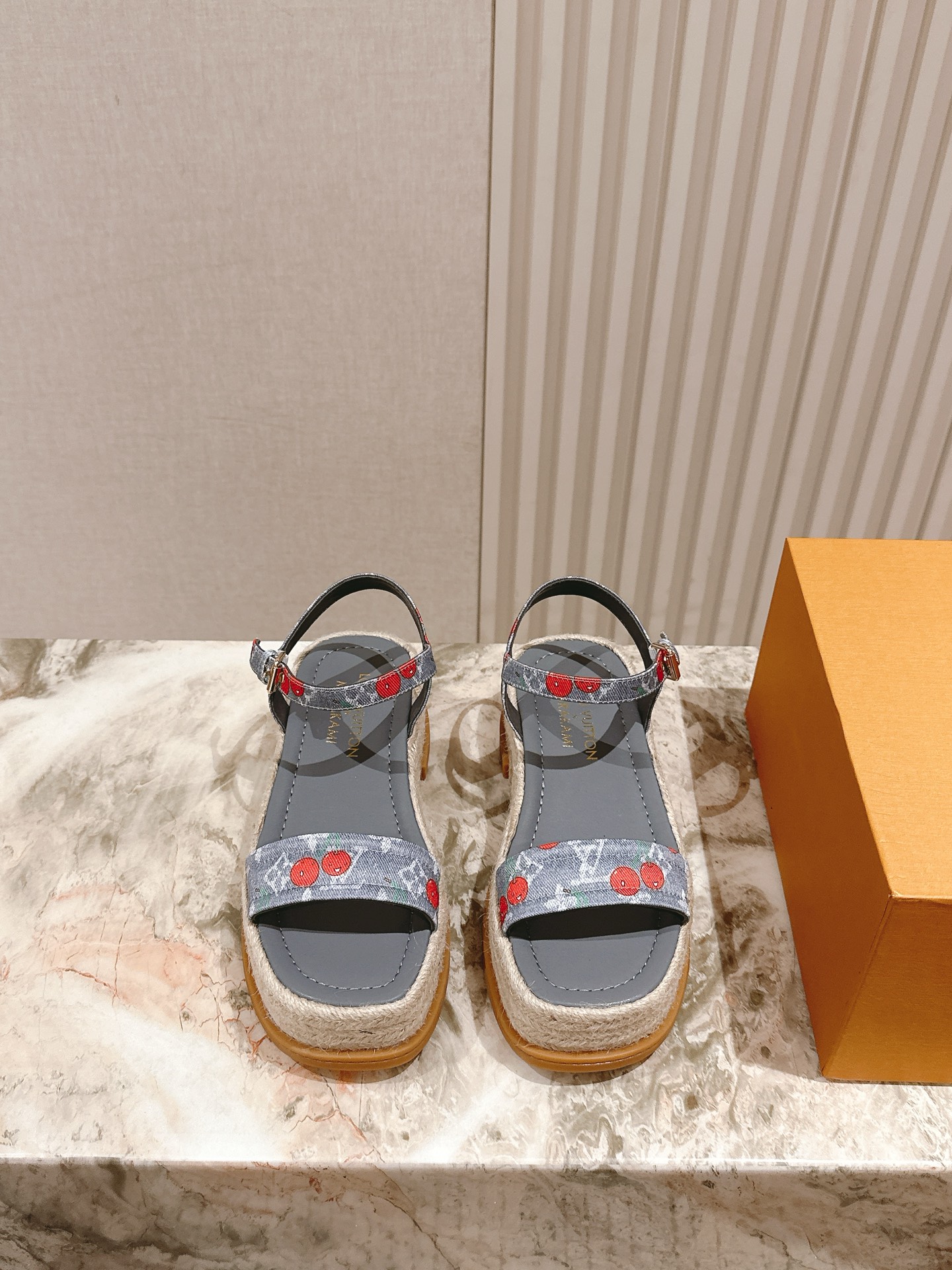 LV 루이비통 통굽 페이턴트 가죽 플랫폼 샌들 신발
