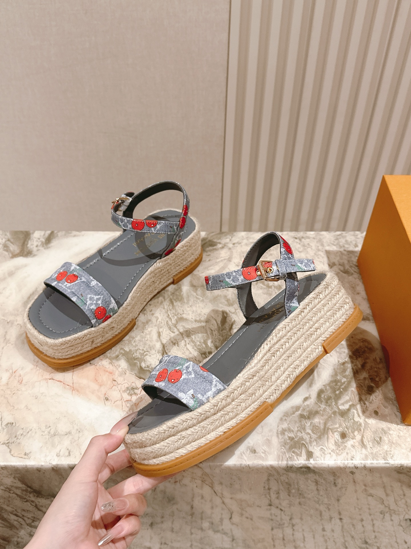 LV 루이비통 통굽 페이턴트 가죽 플랫폼 샌들 신발