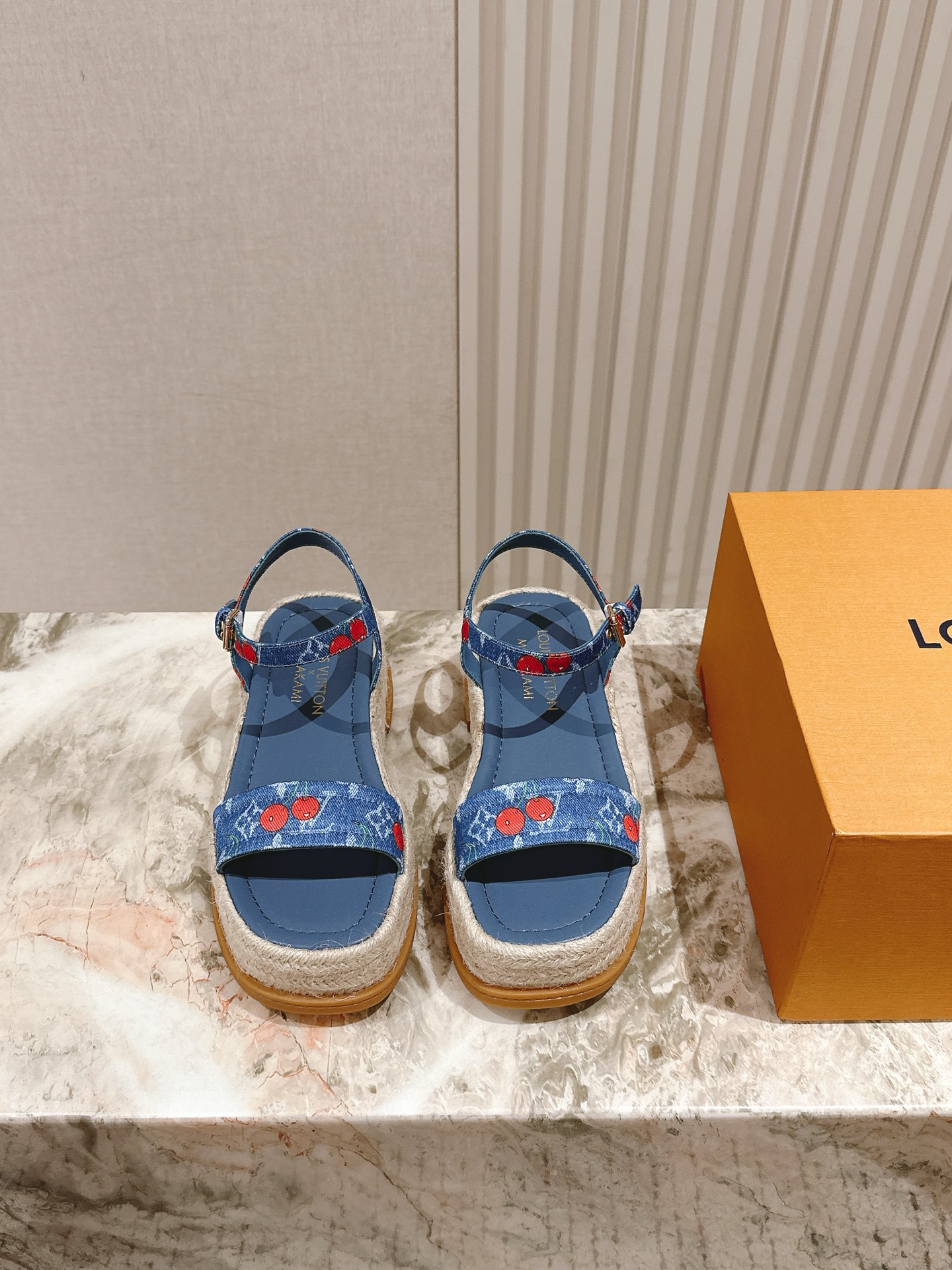 LV 루이비통 통굽 페이턴트 가죽 플랫폼 샌들 신발