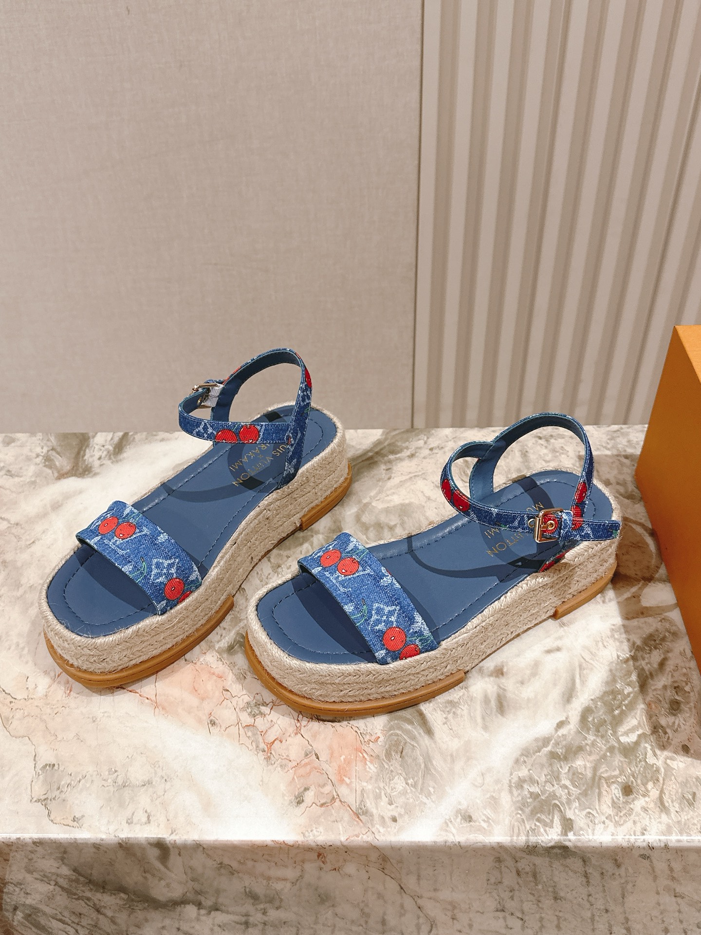 LV 루이비통 통굽 페이턴트 가죽 플랫폼 샌들 신발