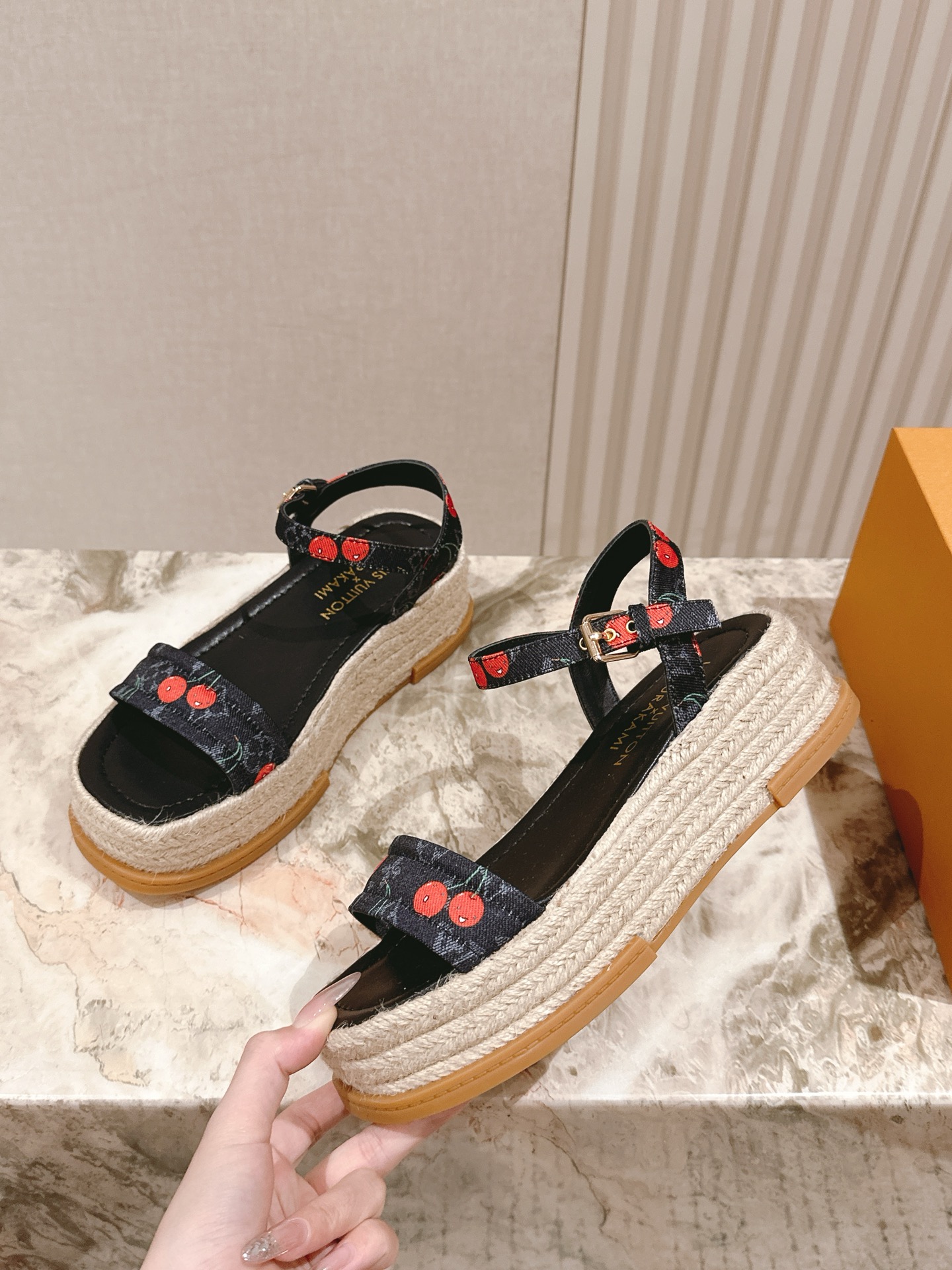 LV 루이비통 통굽 페이턴트 가죽 플랫폼 샌들 신발