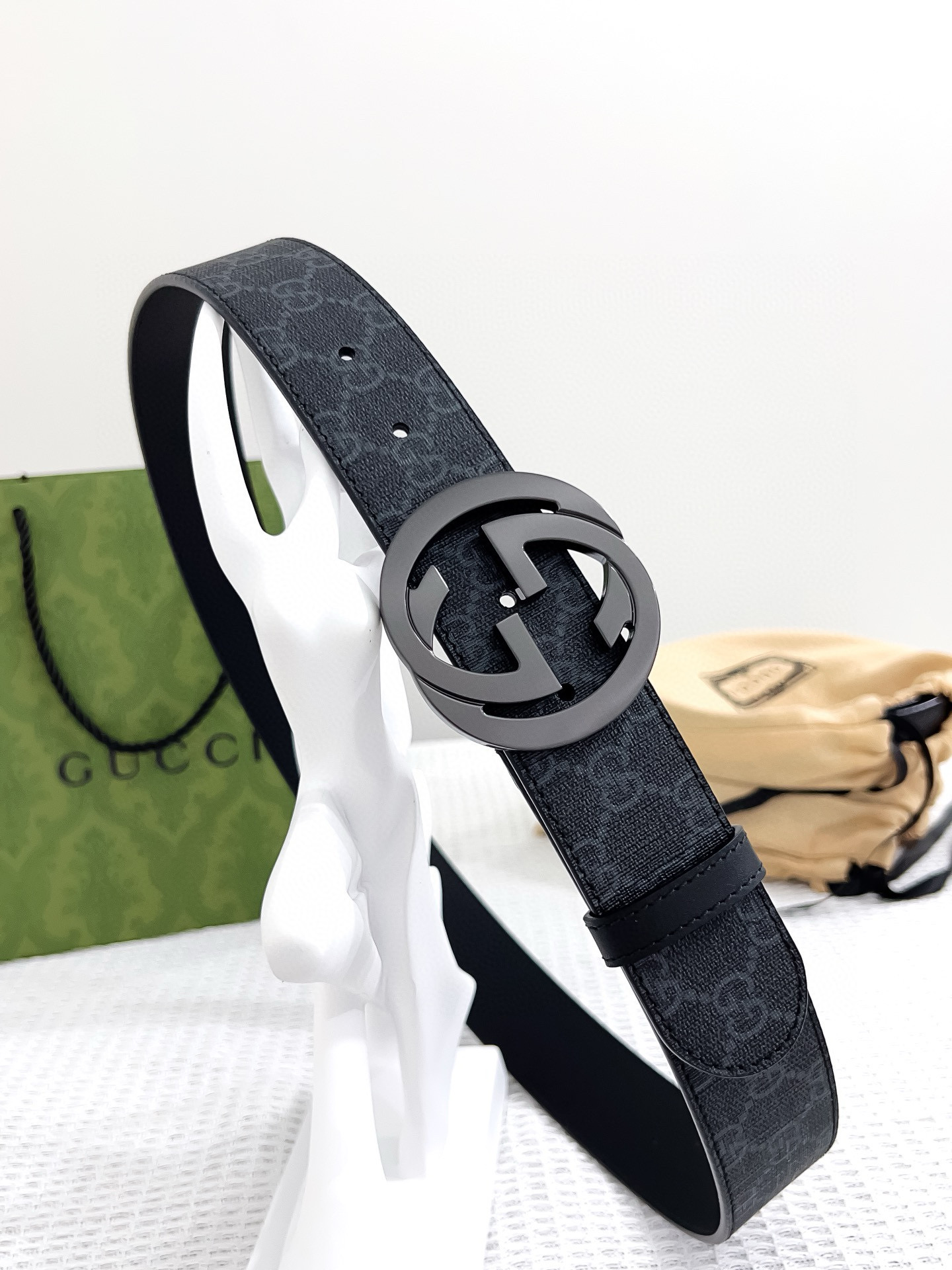 GUCCI 구찌 남성용 PVC + 가죽 GG 로고 벨트