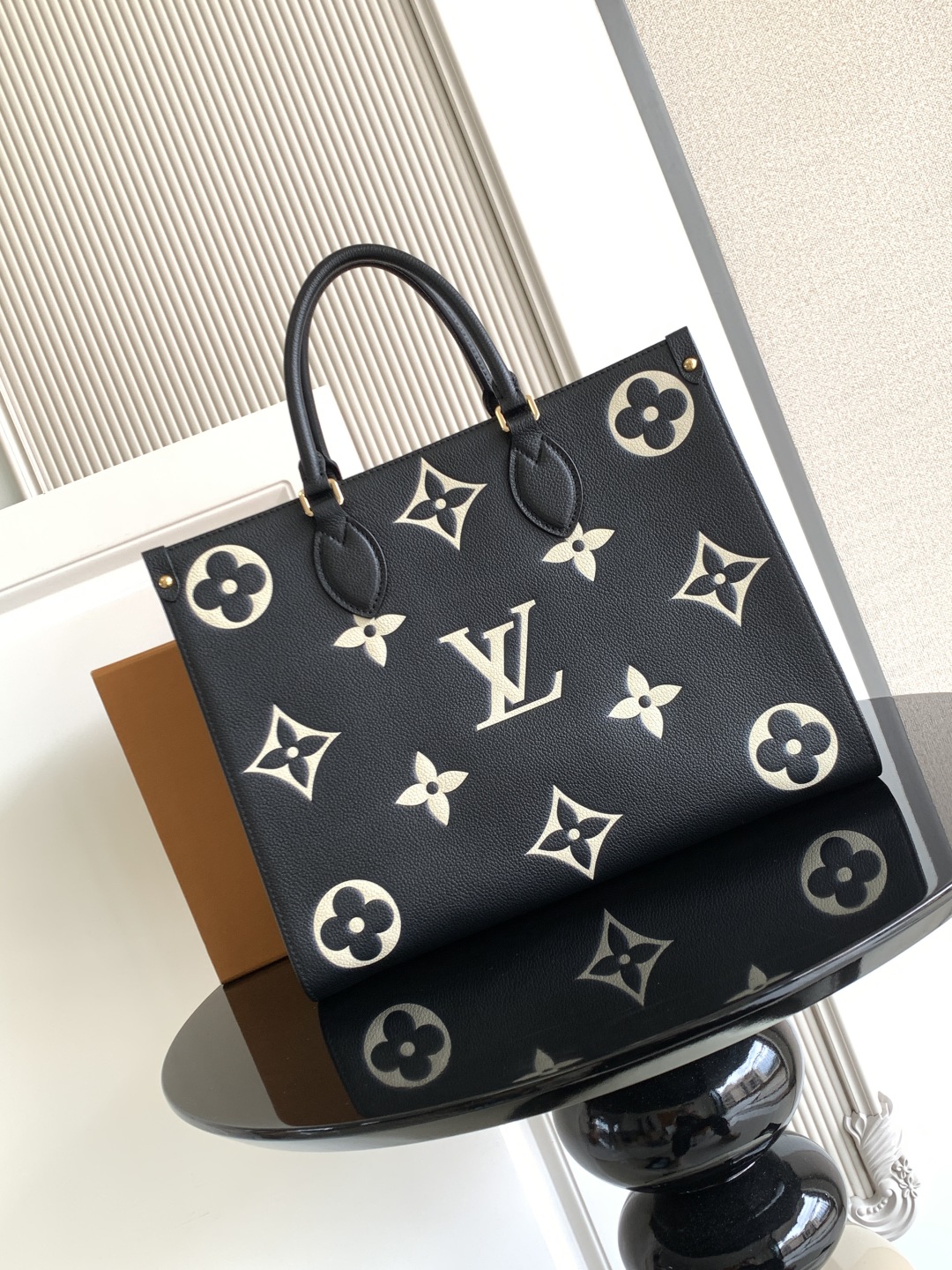LV 루이비통 OnTheGo 미디움 토트백 가방