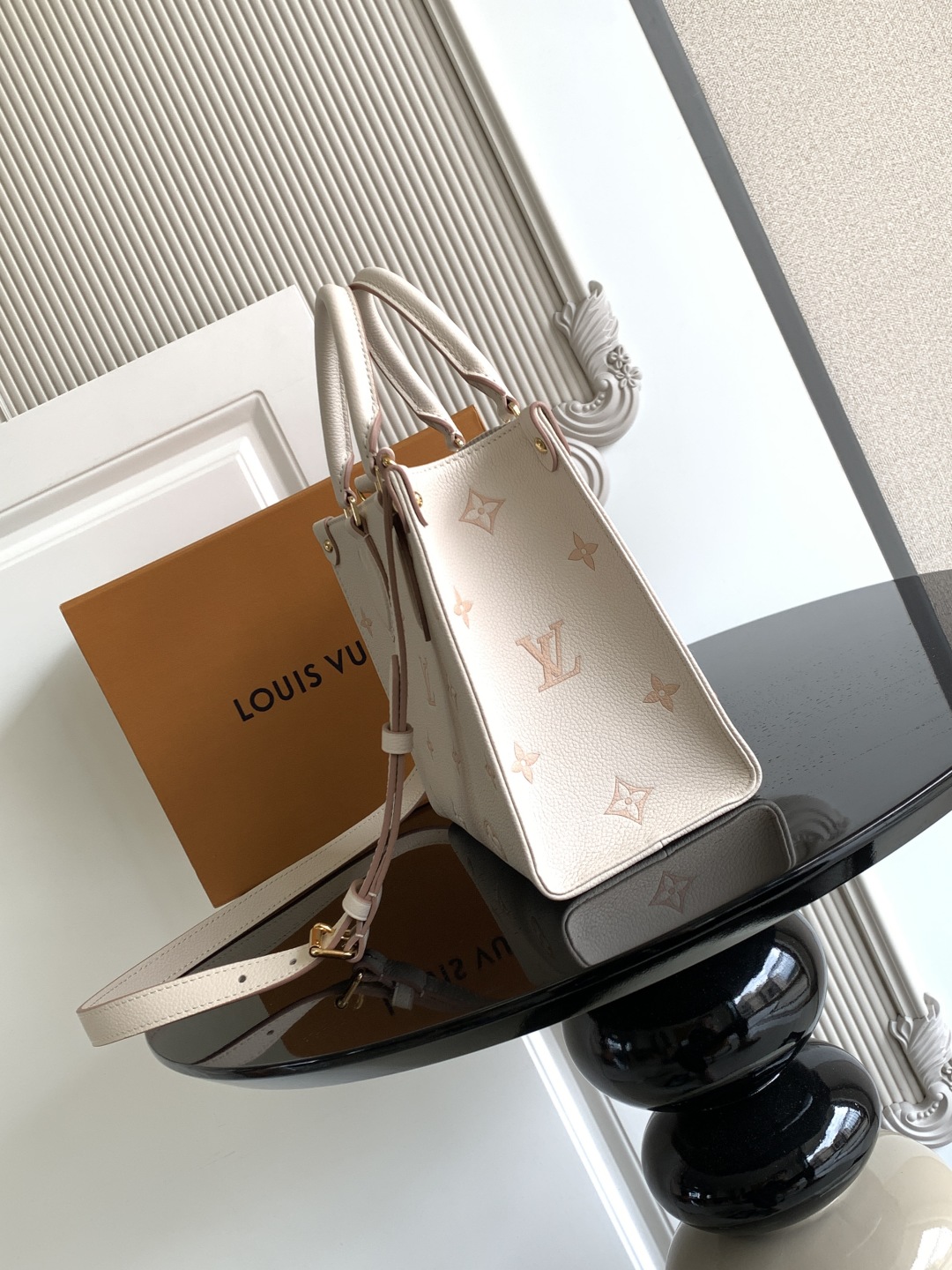 LV 루이비통 OnTheGo(온더고) 소형 토트백 가방