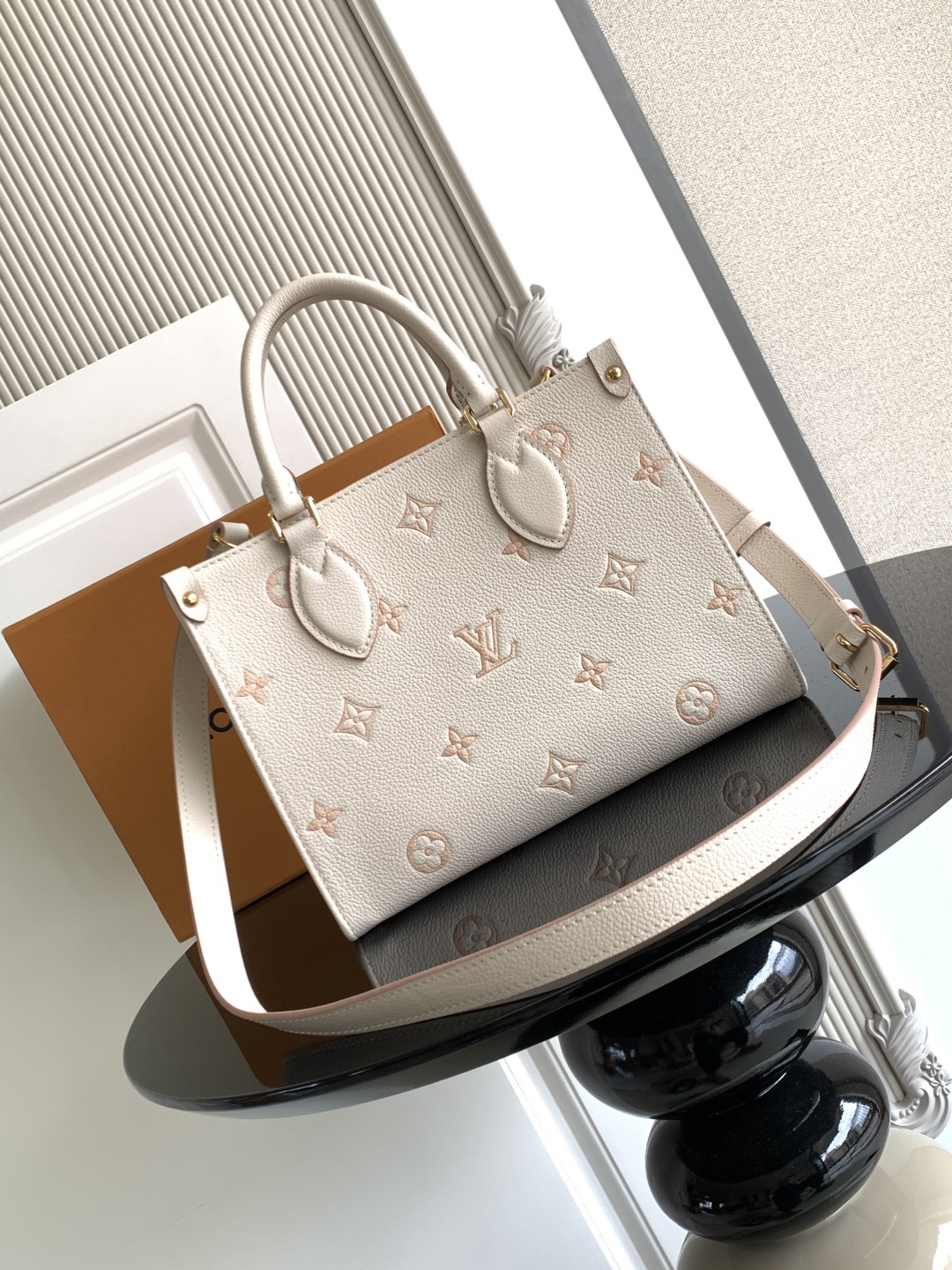 LV 루이비통 OnTheGo(온더고) 소형 토트백 가방