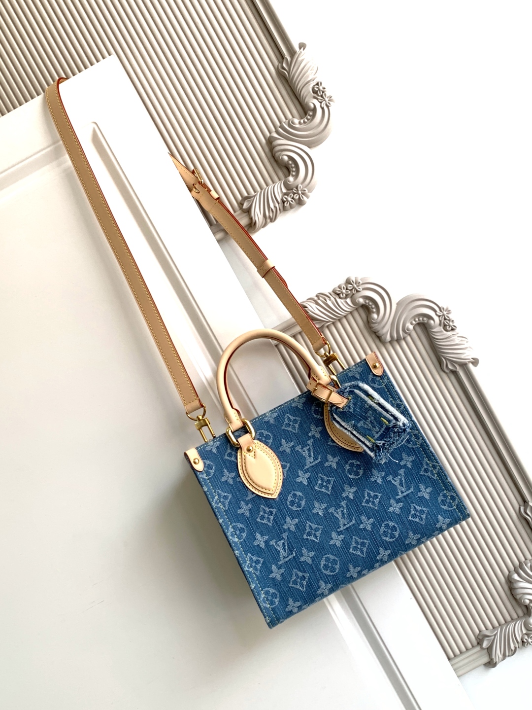 LV 루이비통 OnTheGo (온더고) 스몰 핸드백 토트백 가방