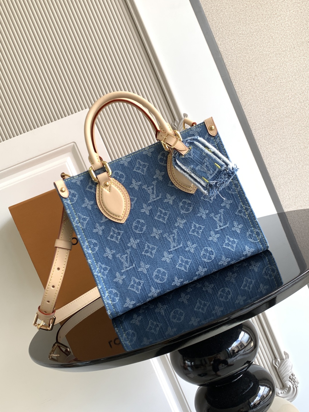 LV 루이비통 OnTheGo (온더고) 스몰 핸드백 토트백 가방