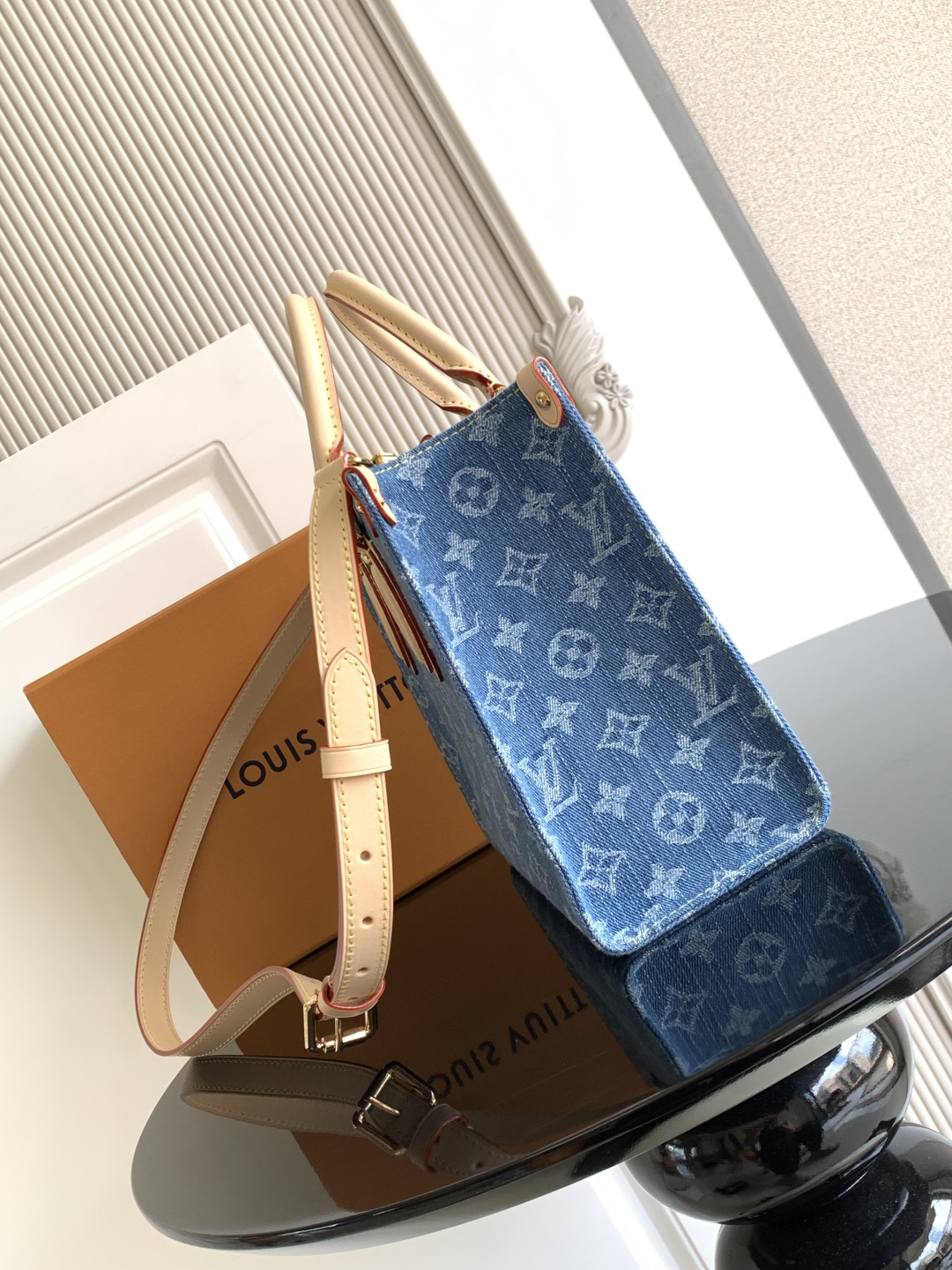 LV 루이비통 OnTheGo (온더고) 스몰 핸드백 토트백 가방