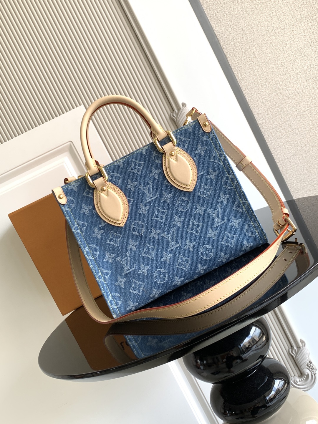 LV 루이비통 OnTheGo (온더고) 스몰 핸드백 토트백 가방