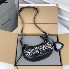 Balenciaga 발렌시아가 르 카골 스몰 하프문백 가방