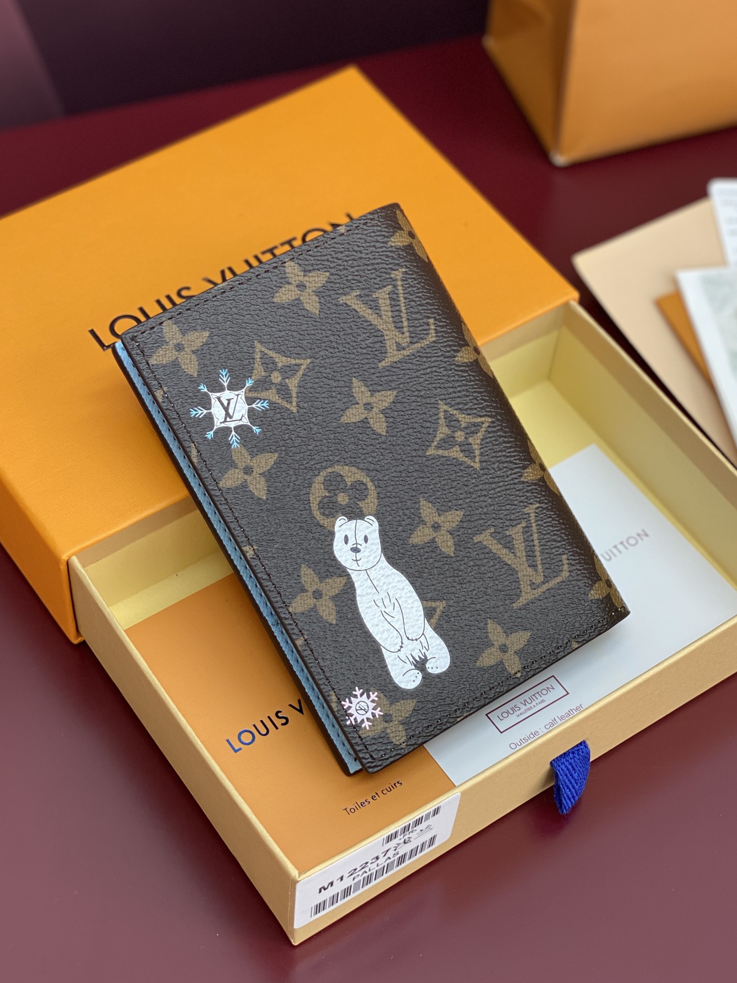 LV 루이비통 M12237 스노우쇼 패스포트 커버 – 라이트 블루 지갑