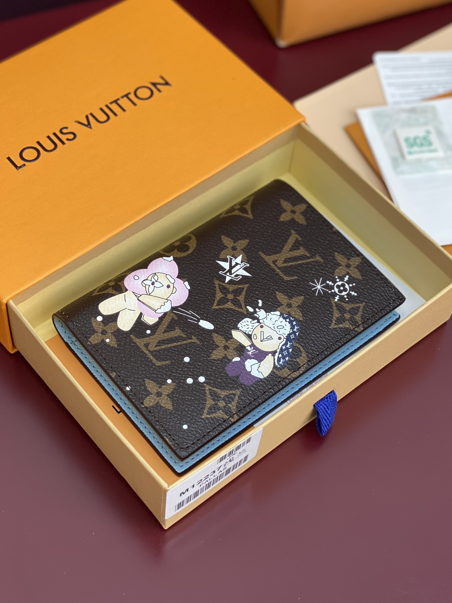 LV 루이비통 M12237 스노우쇼 패스포트 커버 – 라이트 블루 지갑