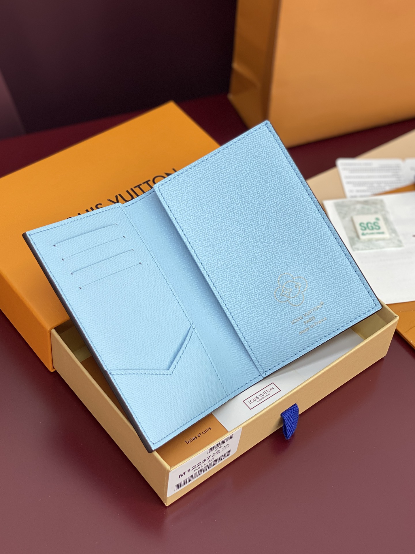 LV 루이비통 M12237 스노우쇼 패스포트 커버 – 라이트 블루 지갑