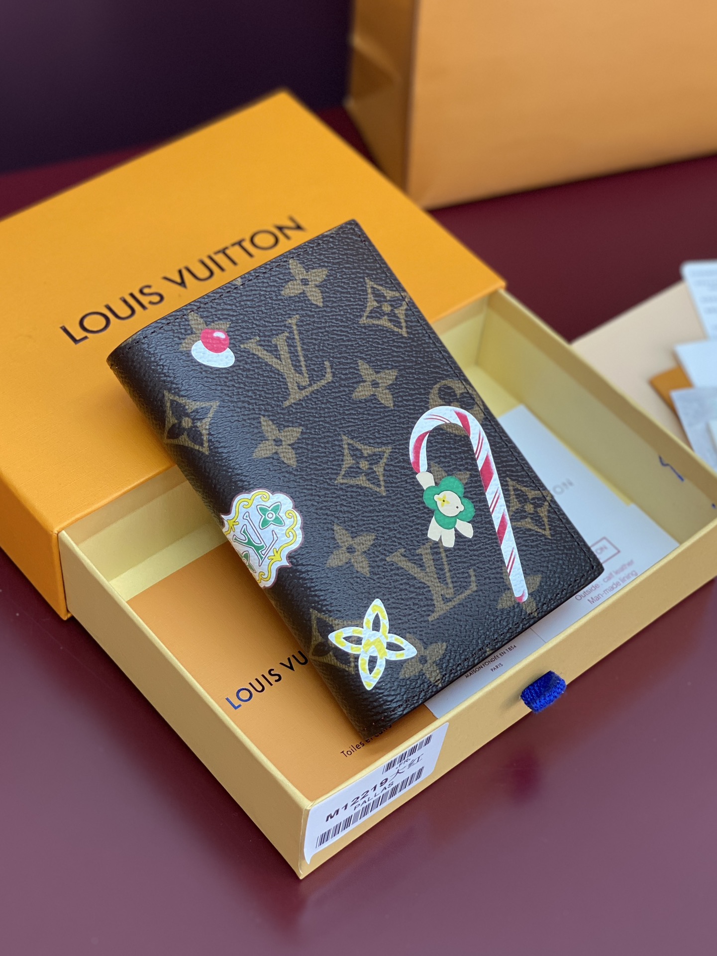 LV 루이비통 M12219 캔디팩토리 패스포트 커버 – 레드 지갑