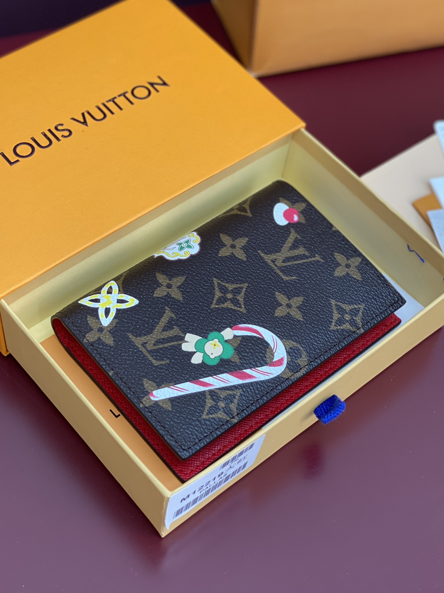 LV 루이비통 M12219 캔디팩토리 패스포트 커버 – 레드 지갑