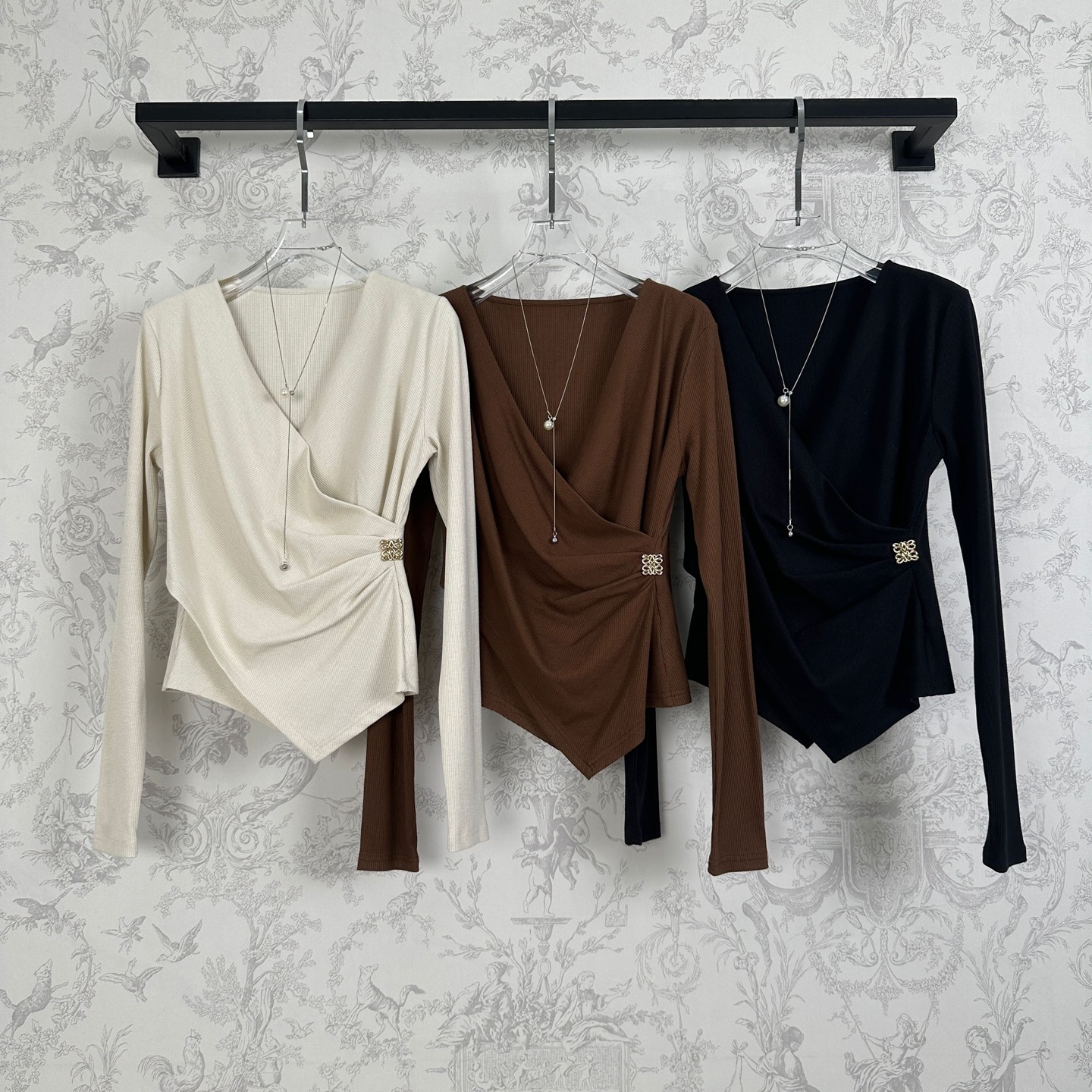 Loewe 로에베 비대칭 셔링 디테일 V넥 니트 탑 상의 의류