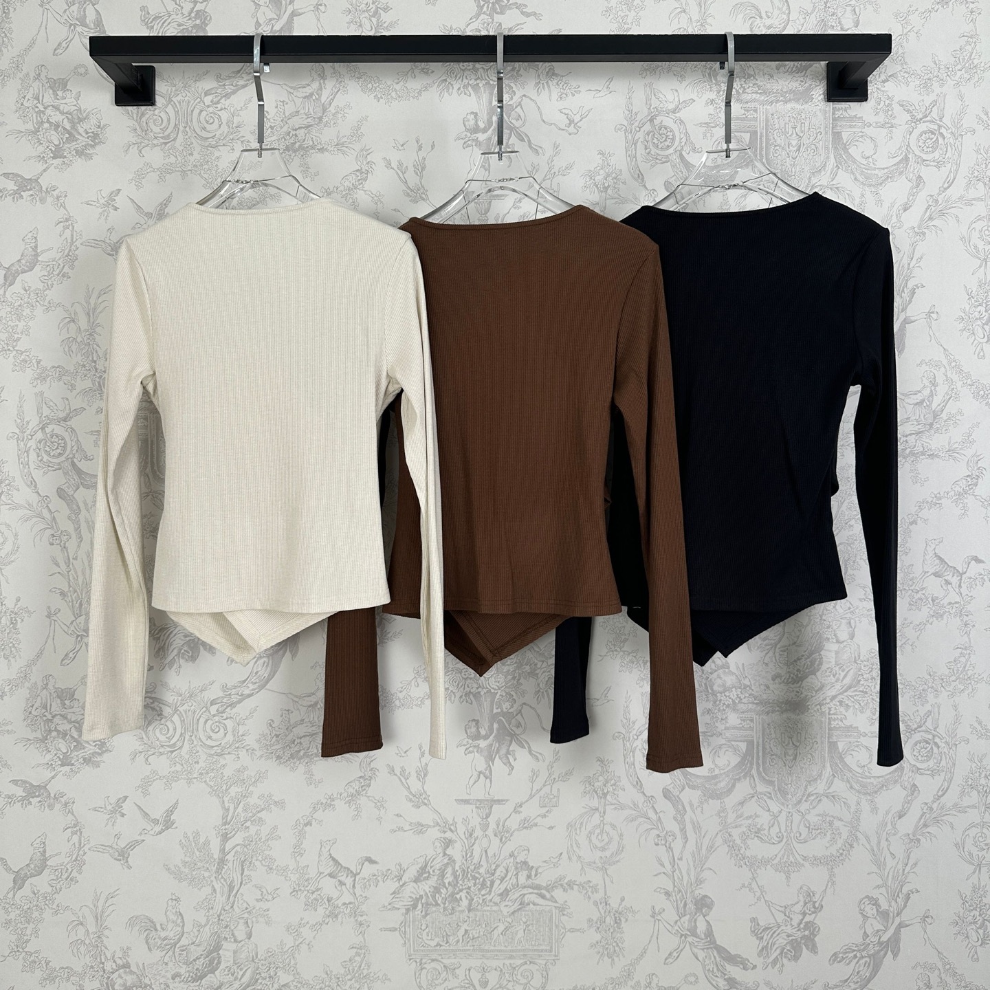 Loewe 로에베 비대칭 셔링 디테일 V넥 니트 탑 상의 의류