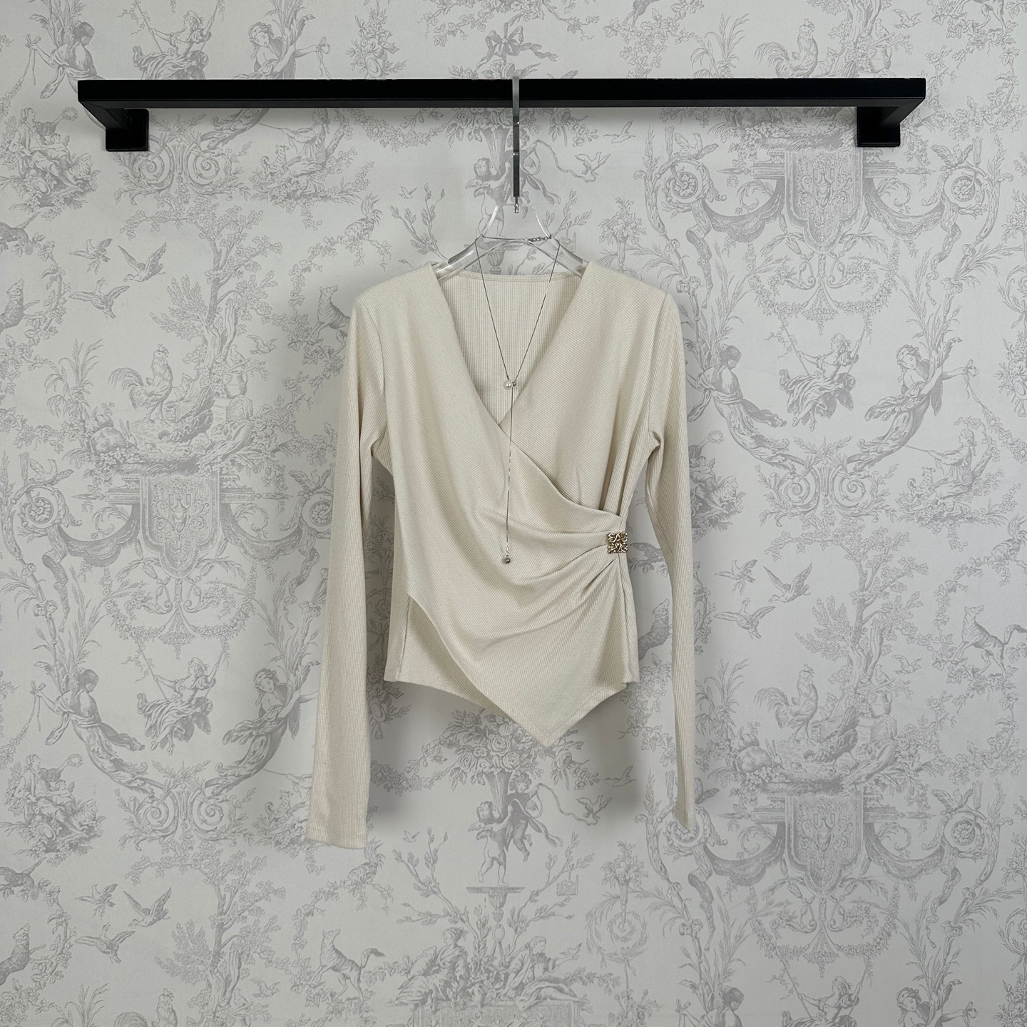 Loewe 로에베 비대칭 셔링 디테일 V넥 니트 탑 상의 의류