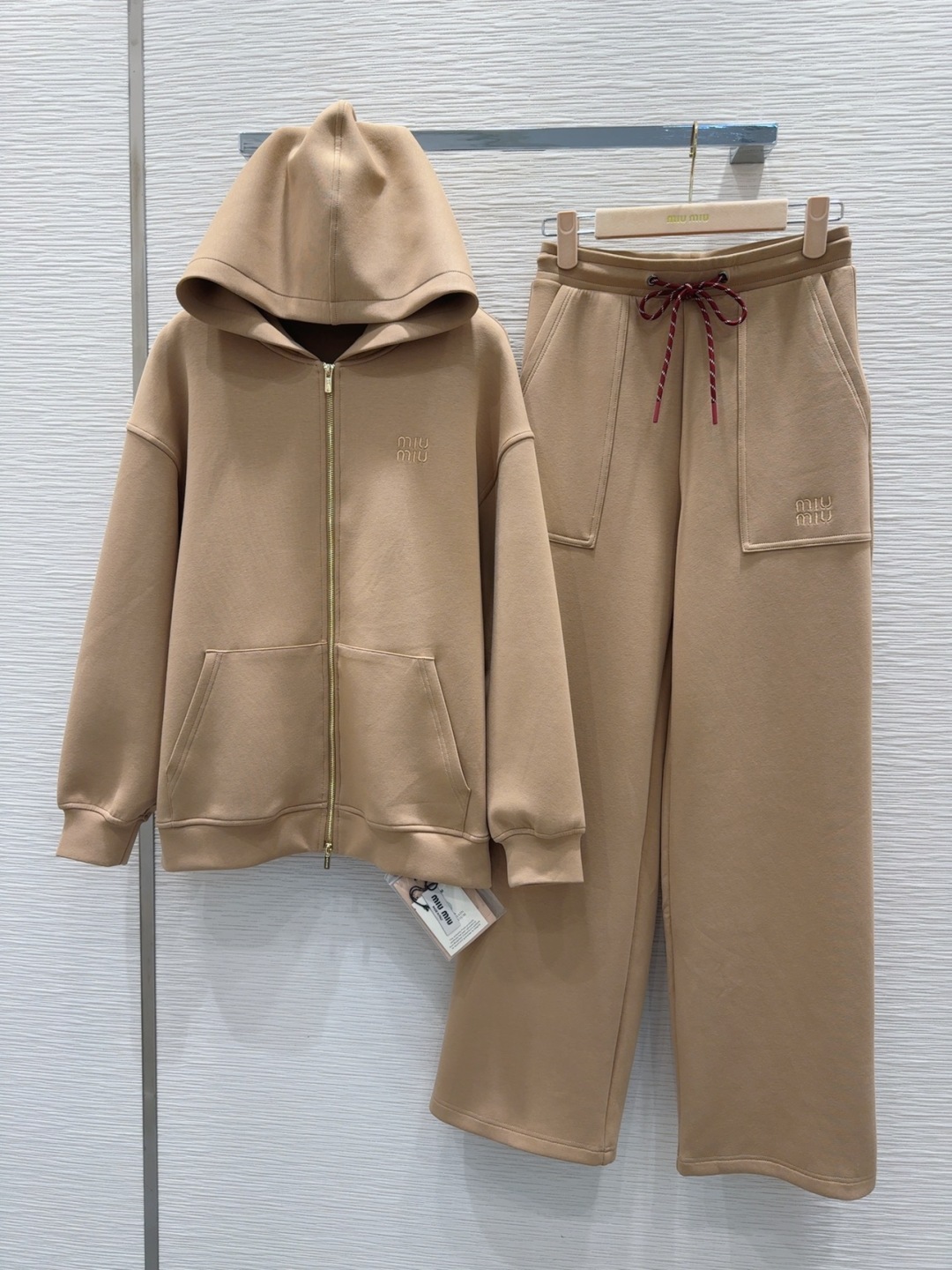 miumiu 미우미우 후드집업 자켓 + 팬츠 바지 세트업 (투피스) 의류