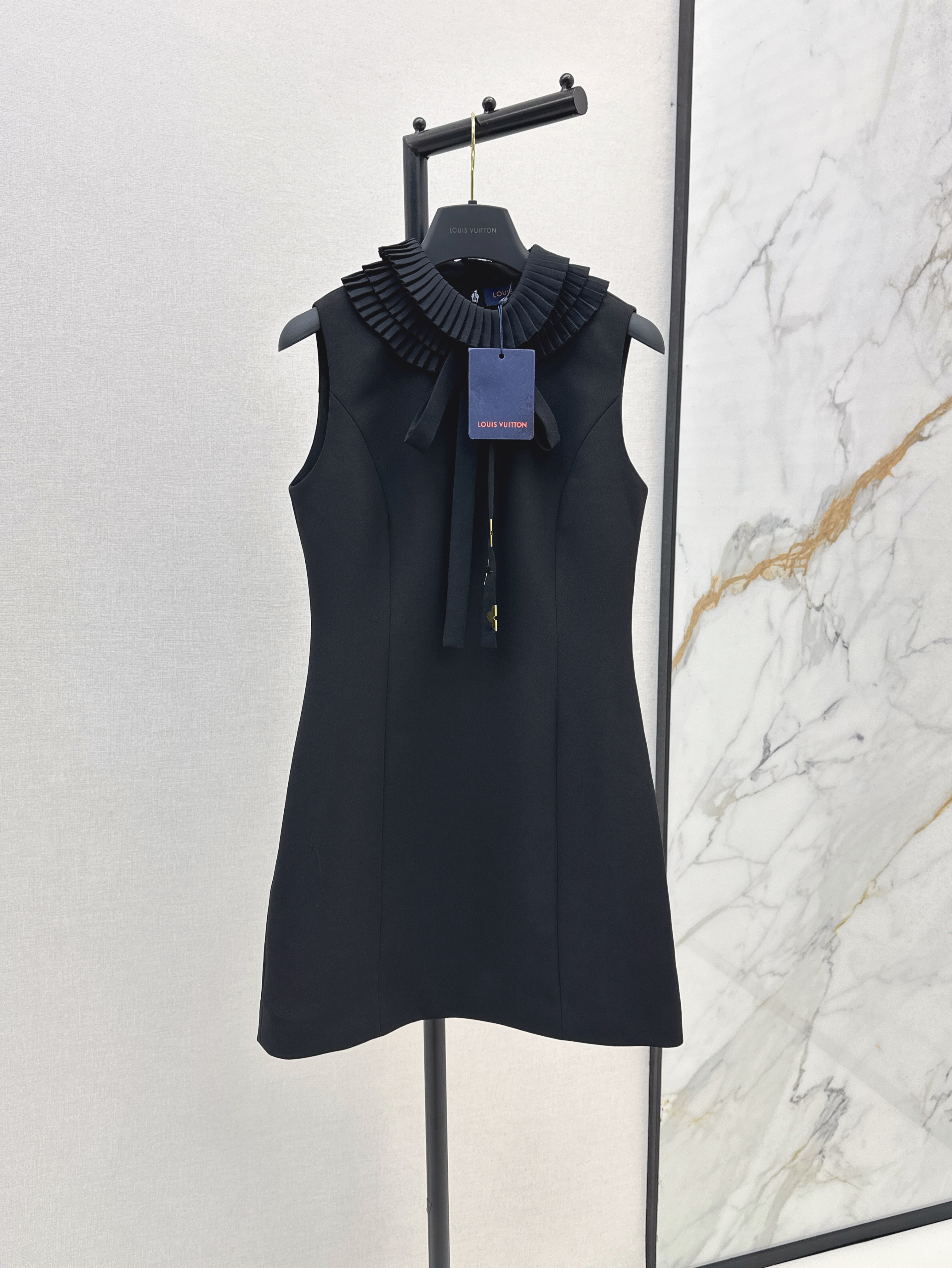 LV 루이비통 투레이어 주름 플리츠 오르간 카라 슬리브리스 원피스 의류