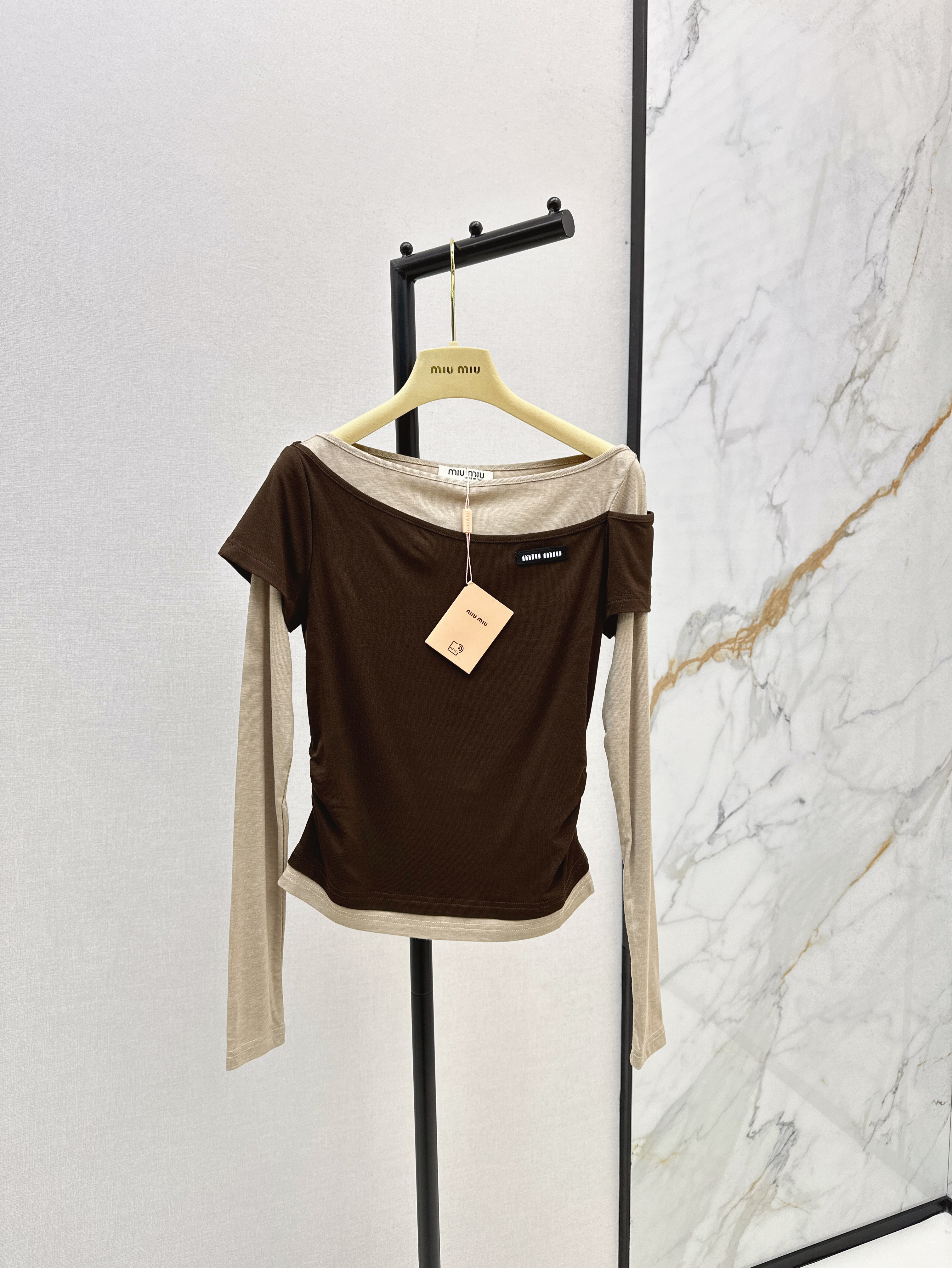 MIUMIU 미우미우 오프숄더 배색 로고 슬림핏 긴팔 티셔츠 의류