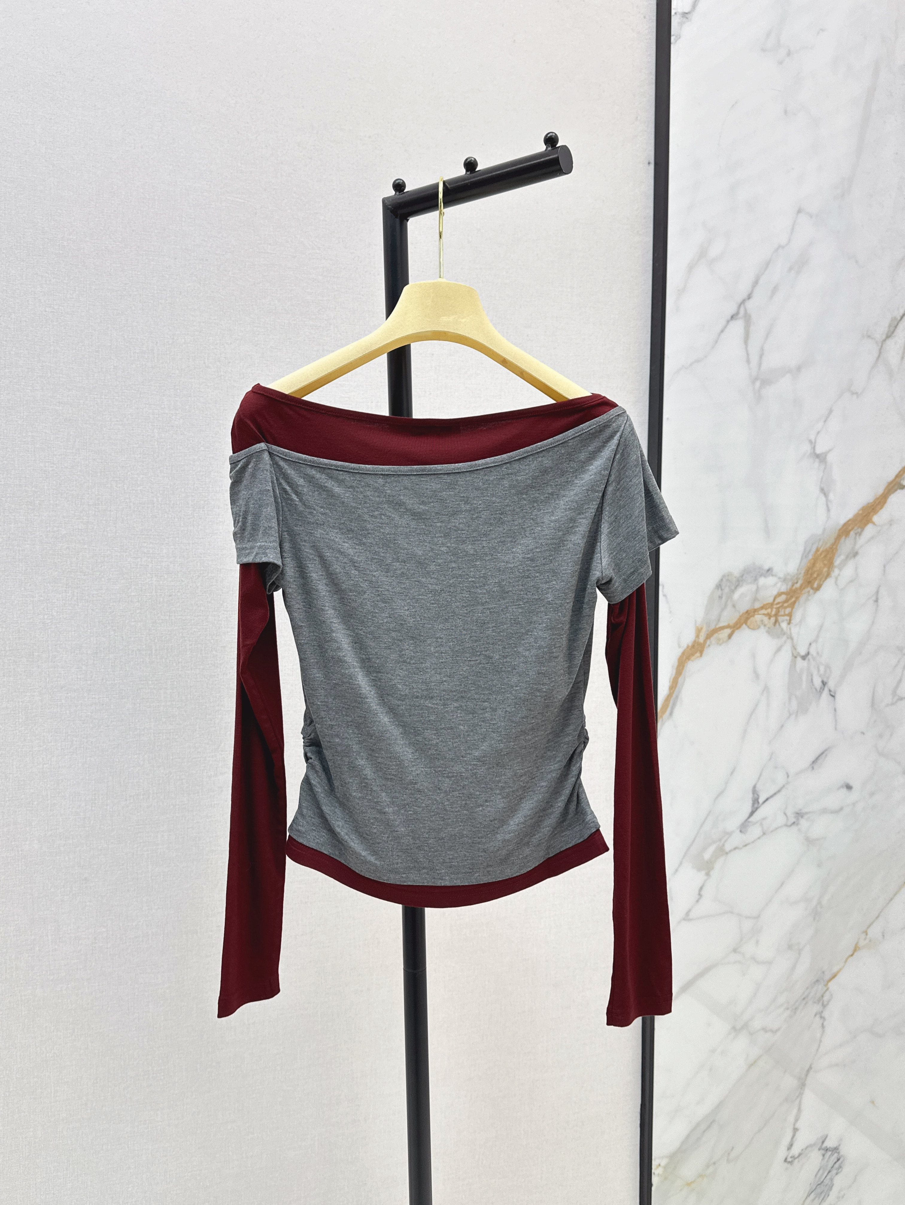 MIUMIU 미우미우 오프숄더 배색 로고 슬림핏 긴팔 티셔츠 의류