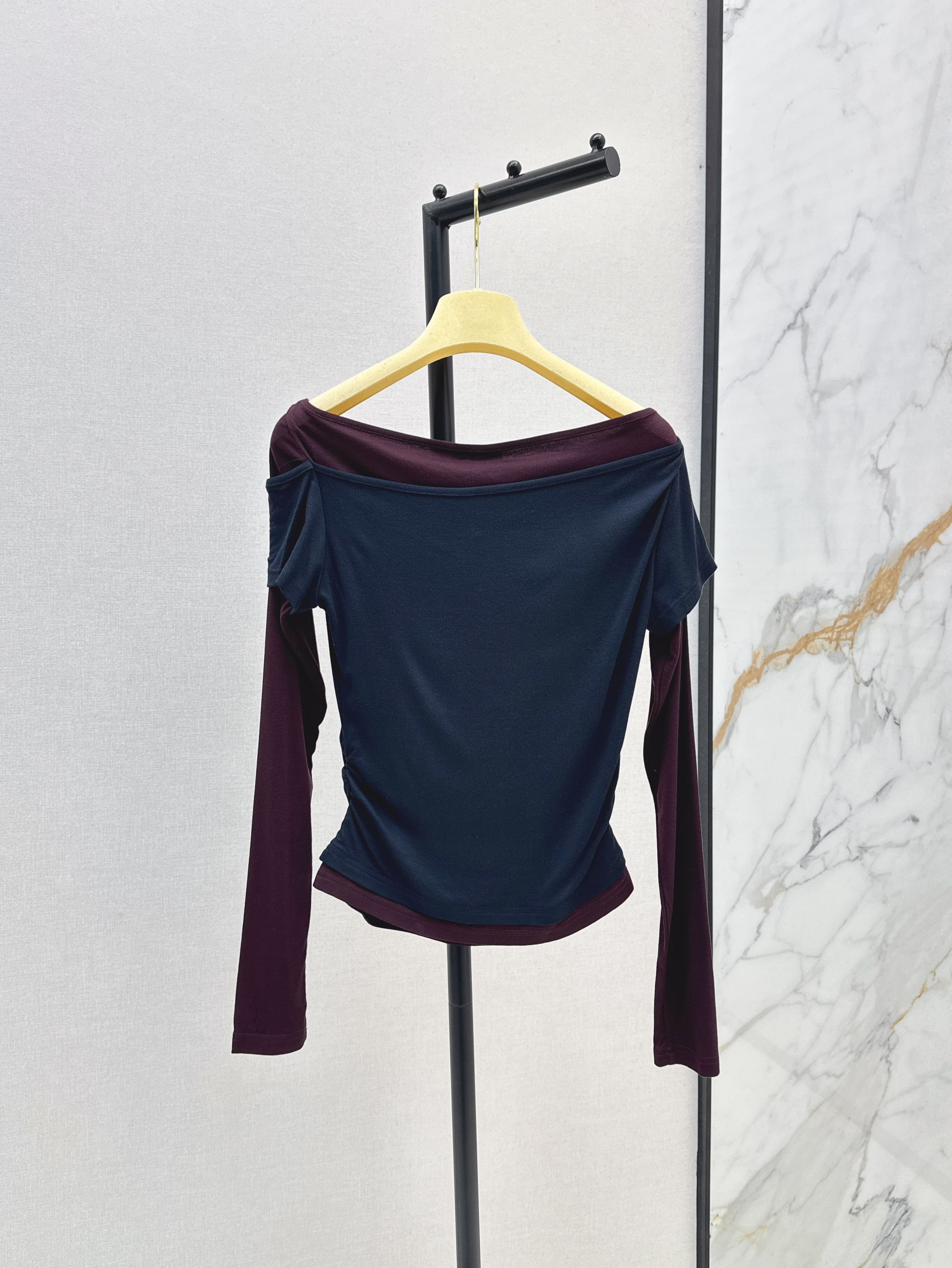 MIUMIU 미우미우 오프숄더 배색 로고 슬림핏 긴팔 티셔츠 의류